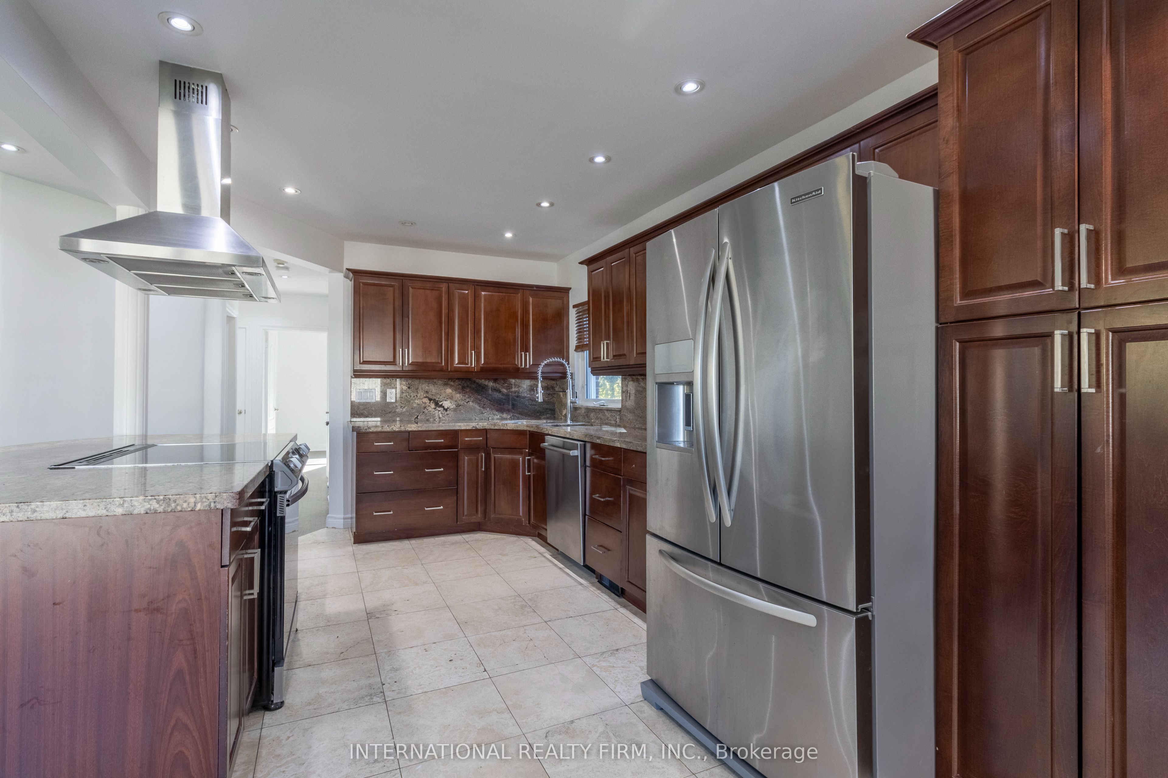 582 South Service Road Property Photo 5