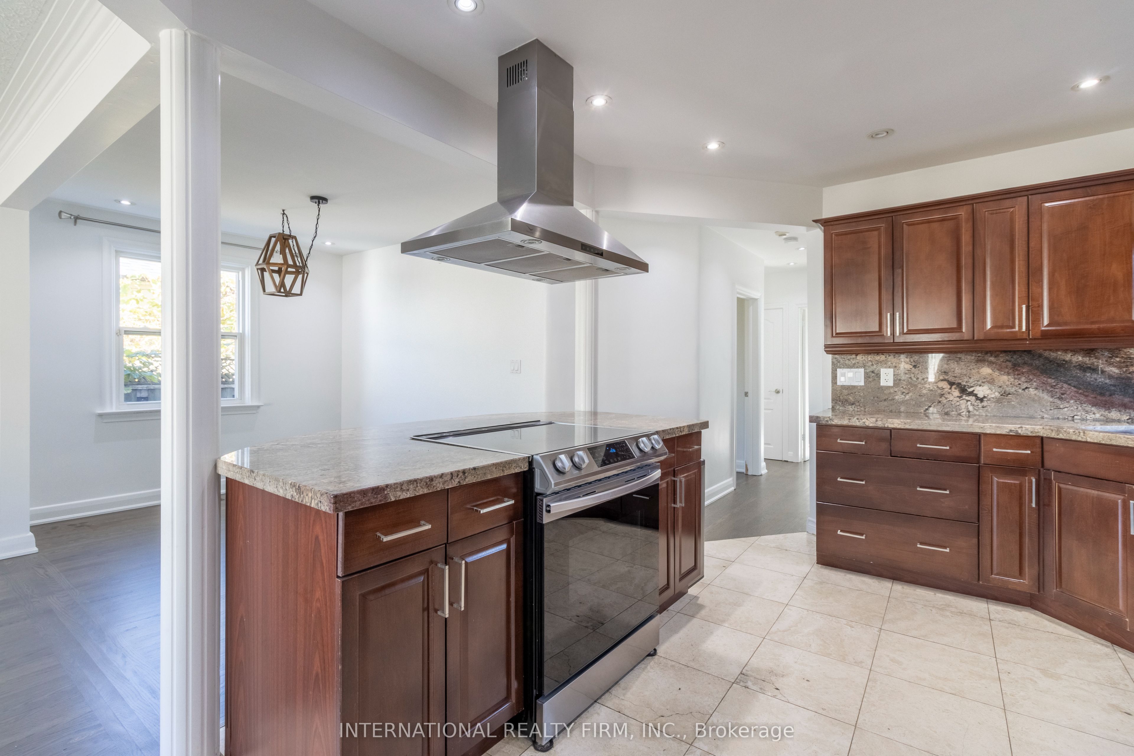 582 South Service Road Property Photo 6