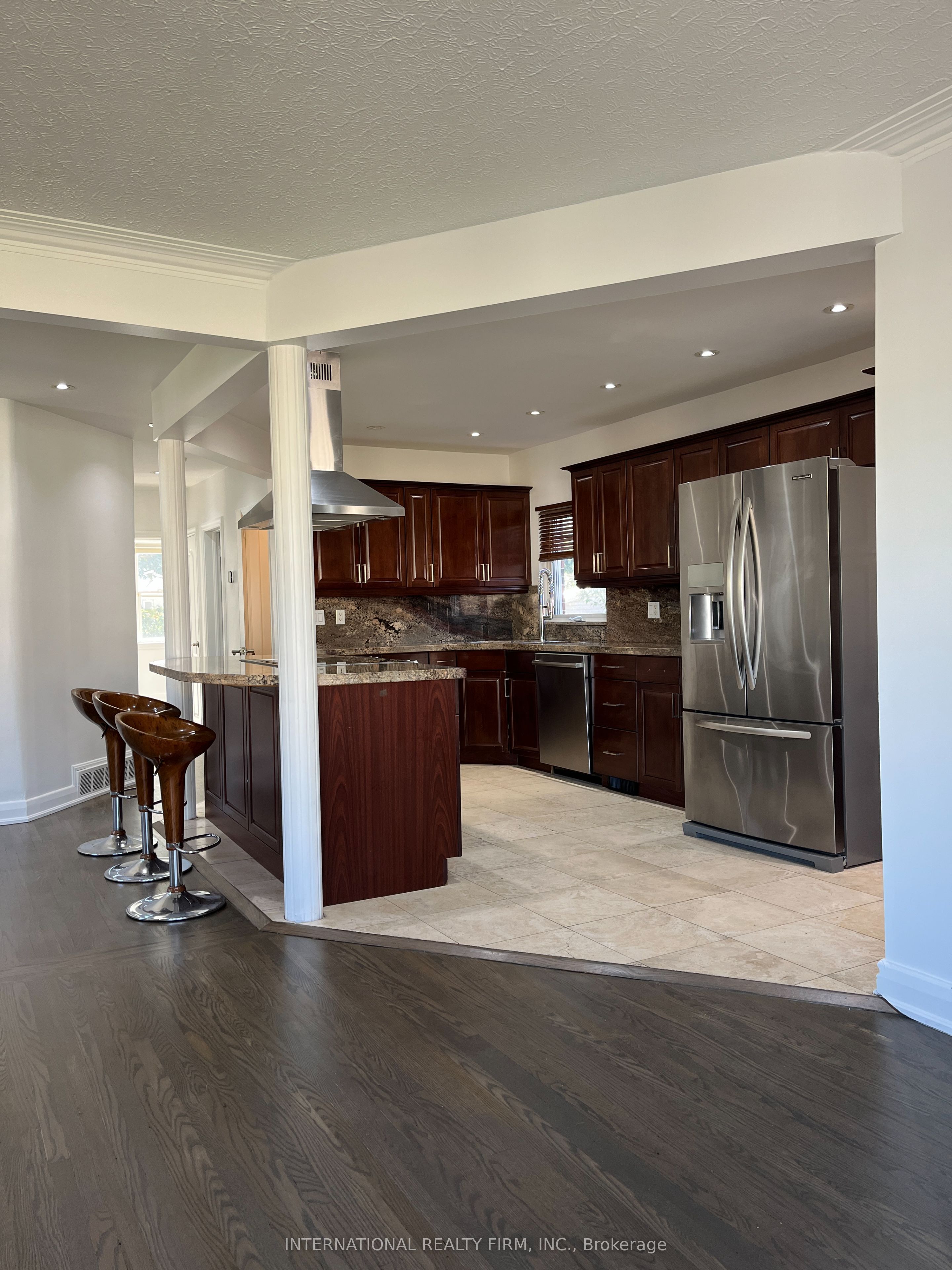 582 South Service Road Property Photo 8