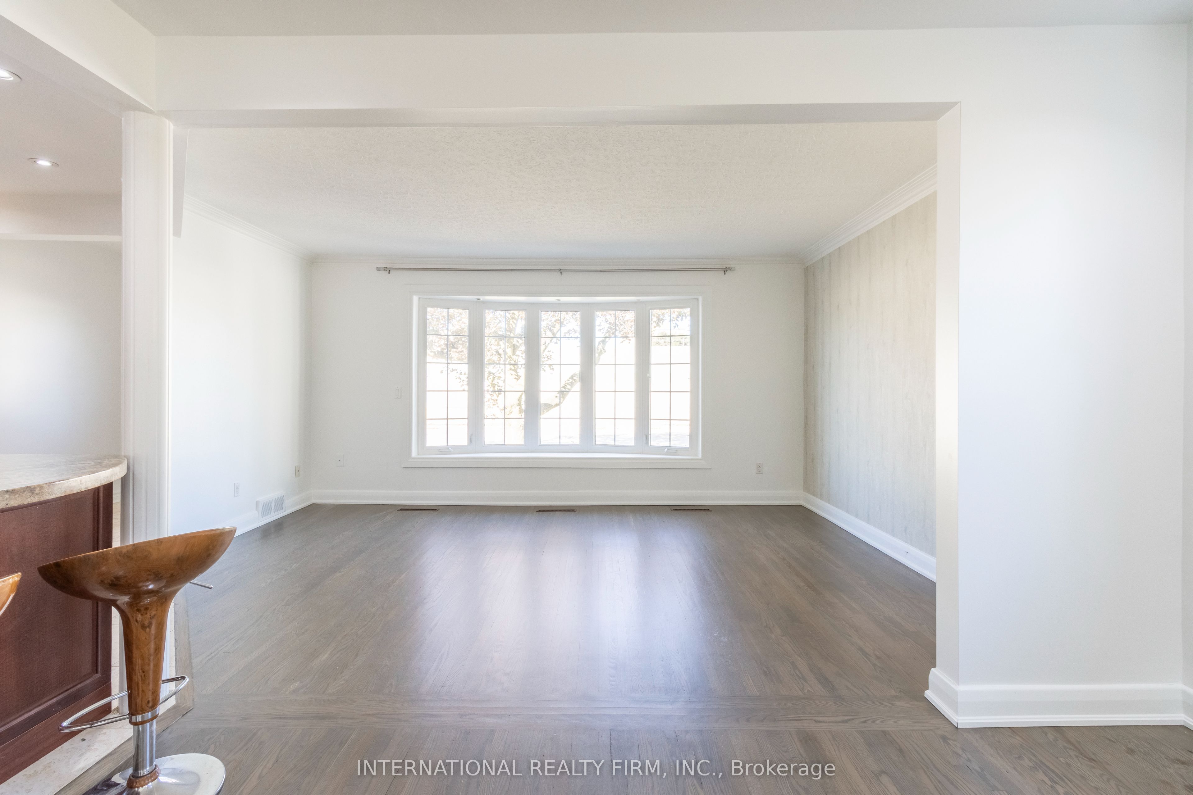 582 South Service Road Property Photo 11