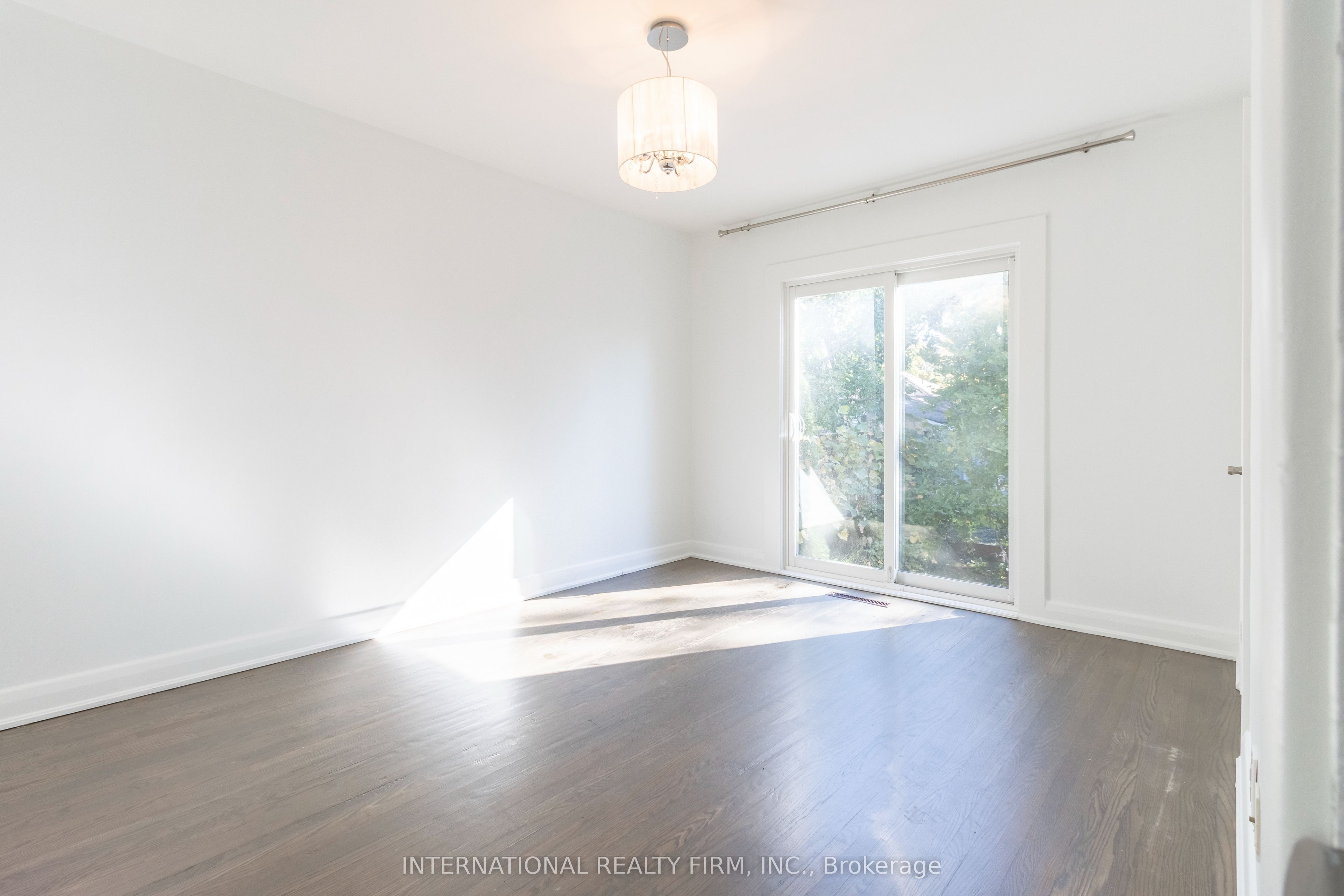 582 South Service Road Property Photo 14