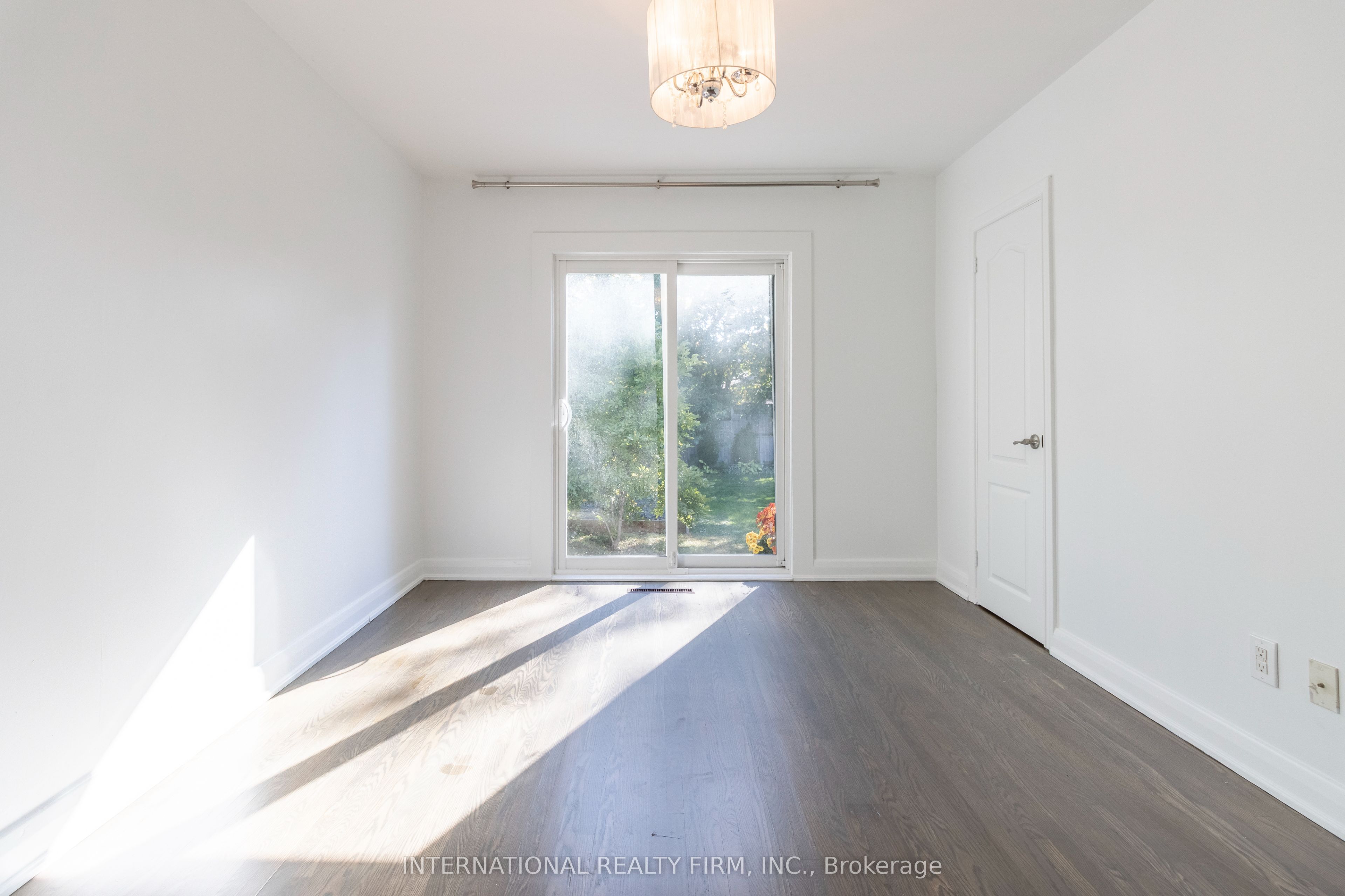 582 South Service Road Property Photo 15