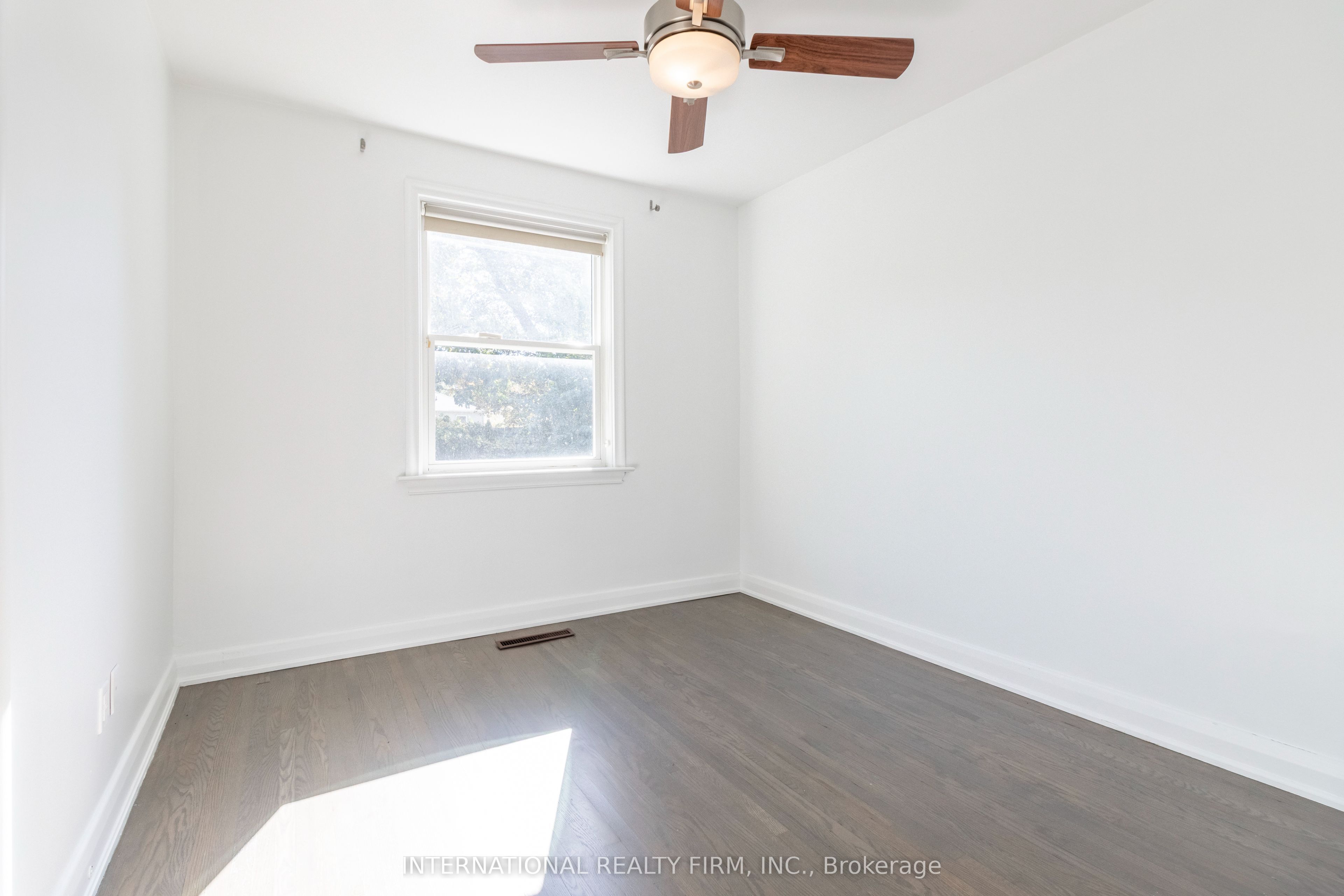 582 South Service Road Property Photo 16