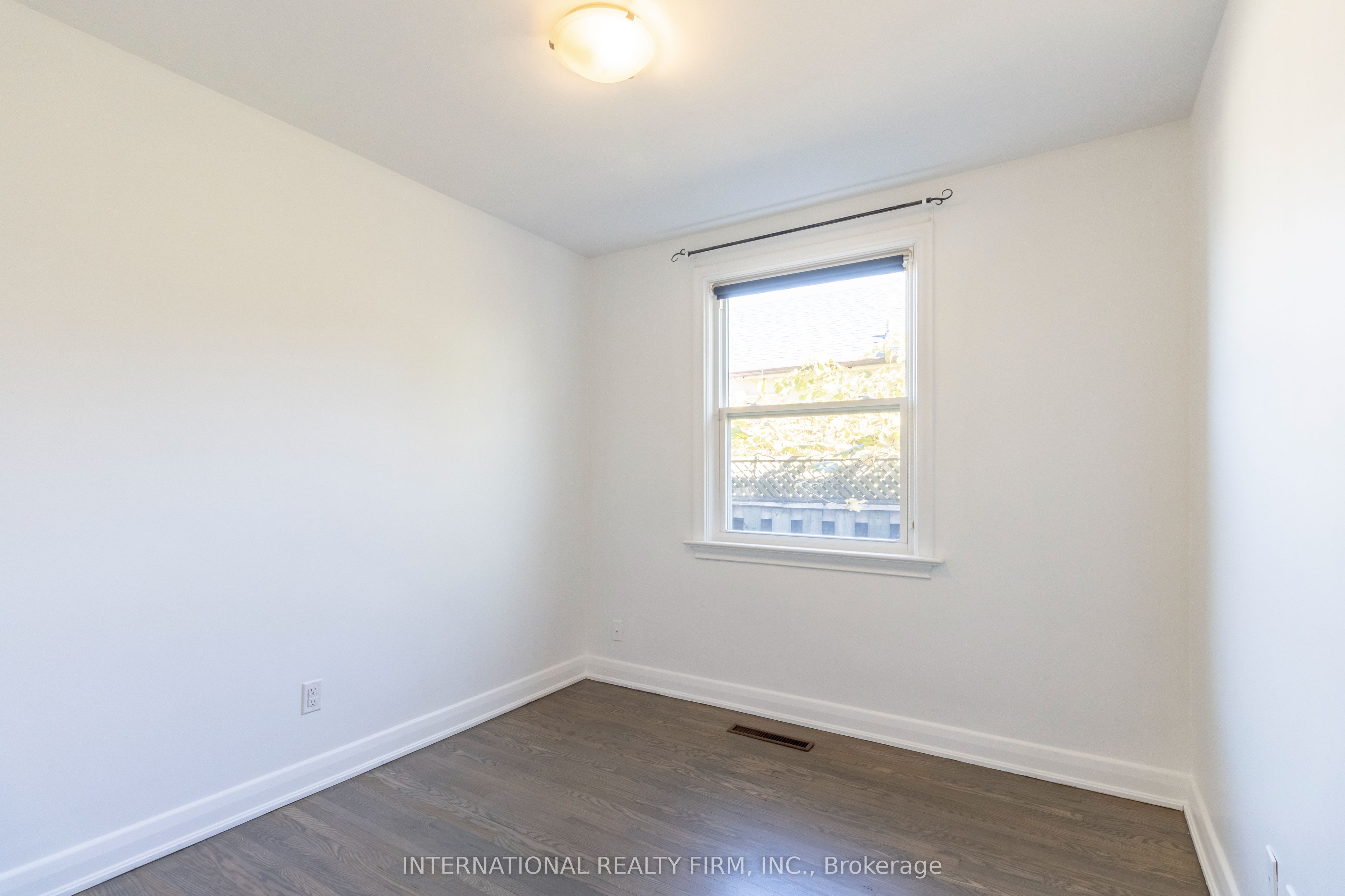582 South Service Road Property Photo 17