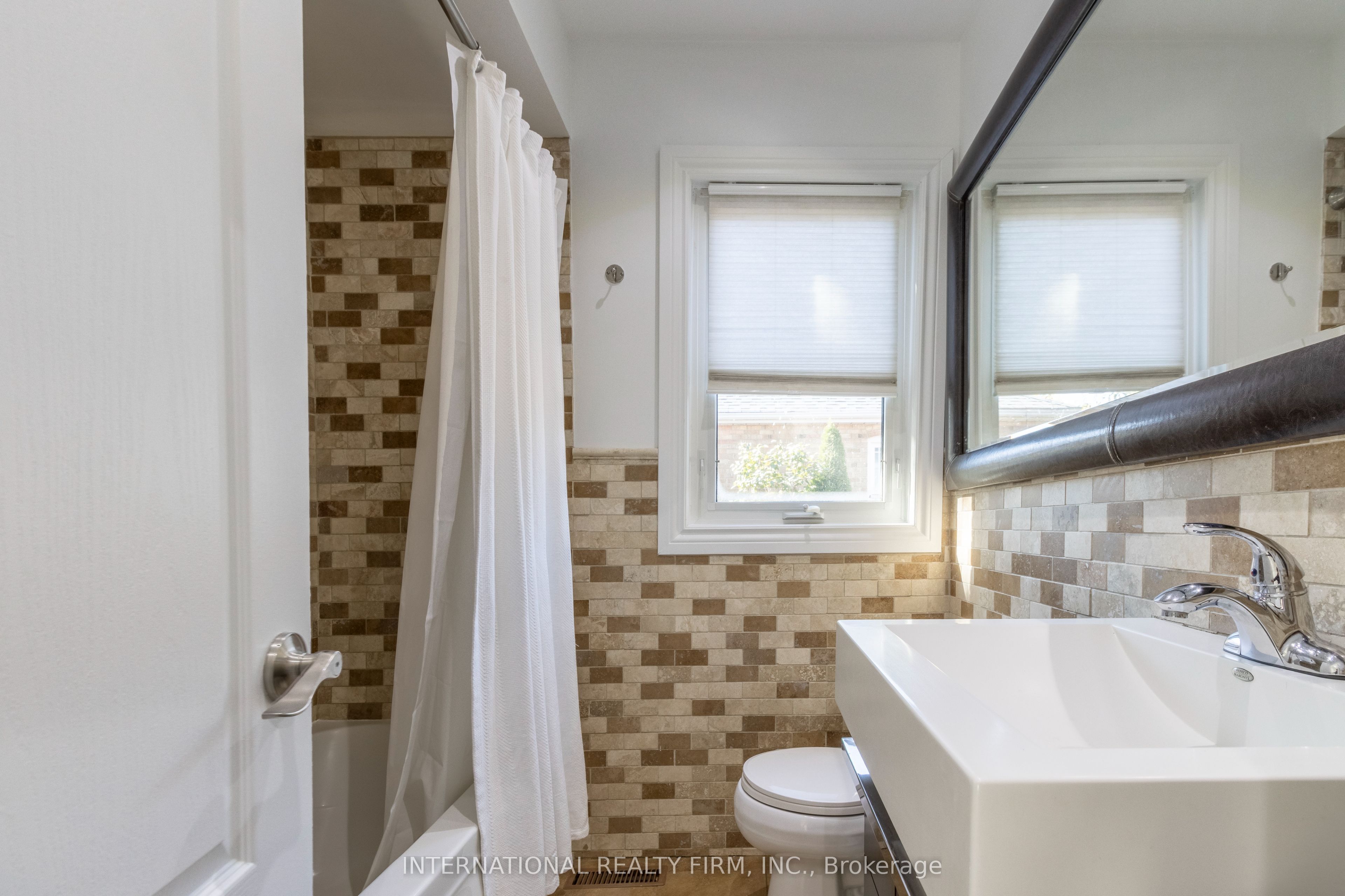 582 South Service Road Property Photo 18