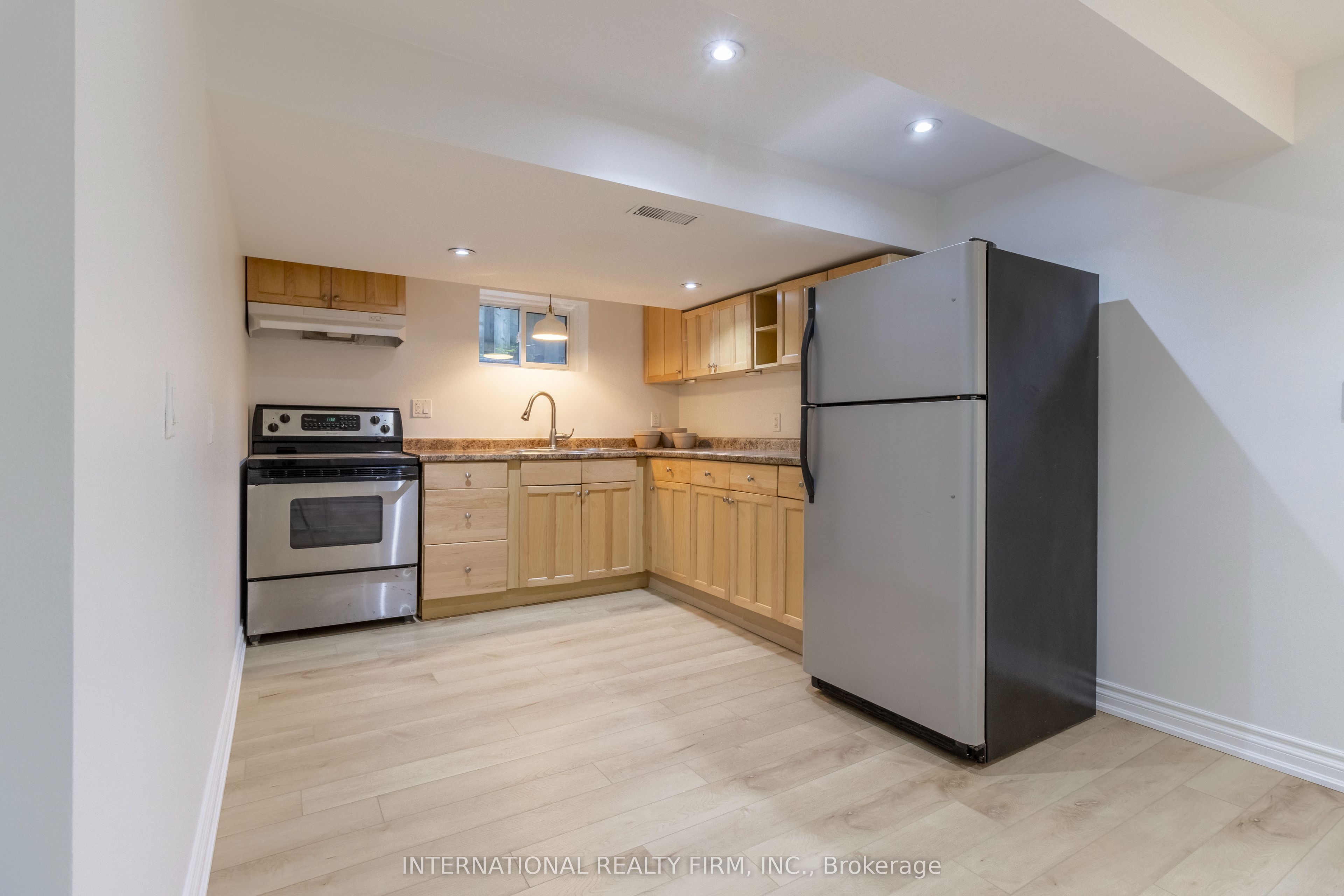 582 South Service Road Property Photo 19