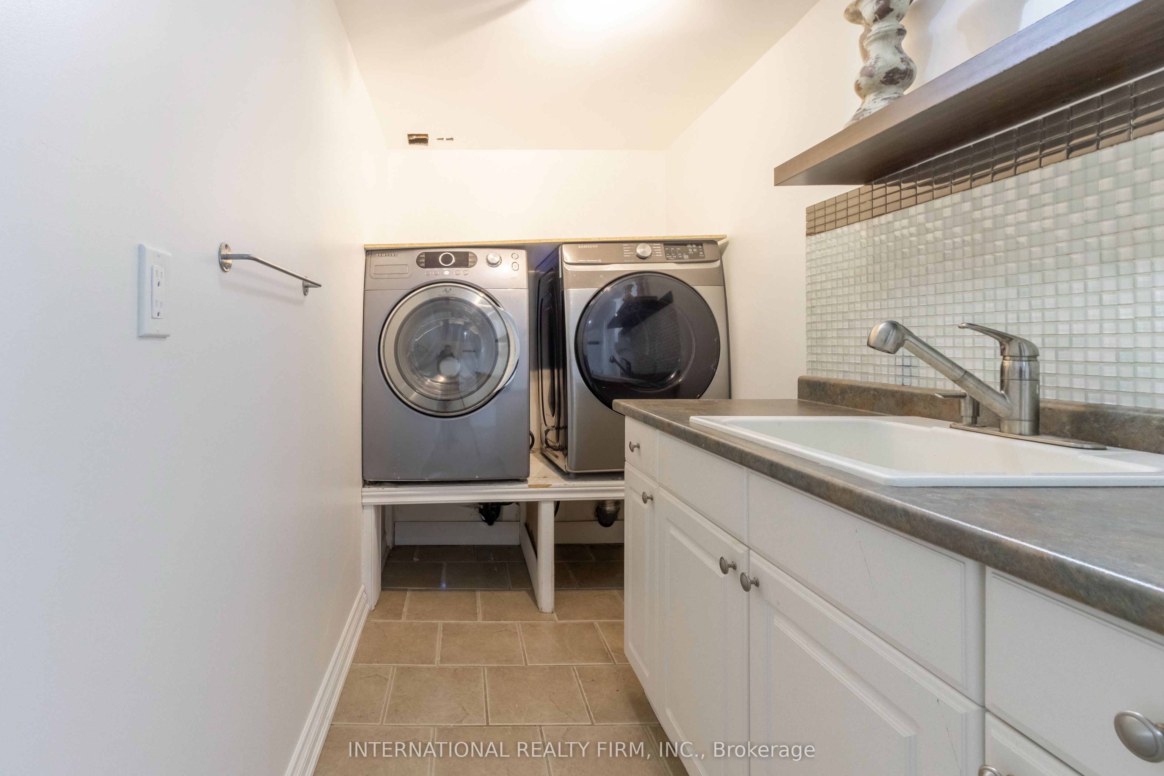 582 South Service Road Property Photo 21