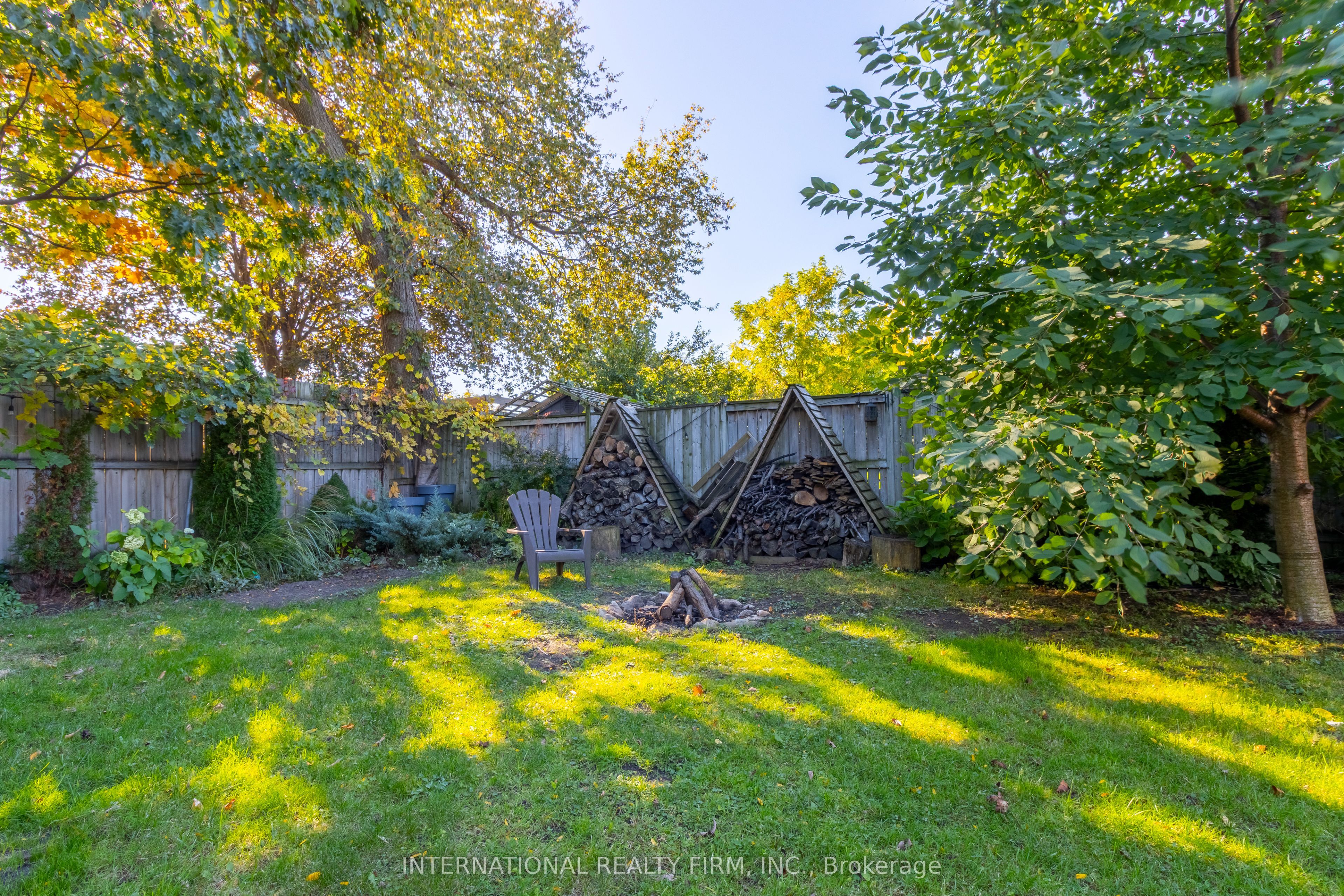 582 South Service Road Property Photo 23