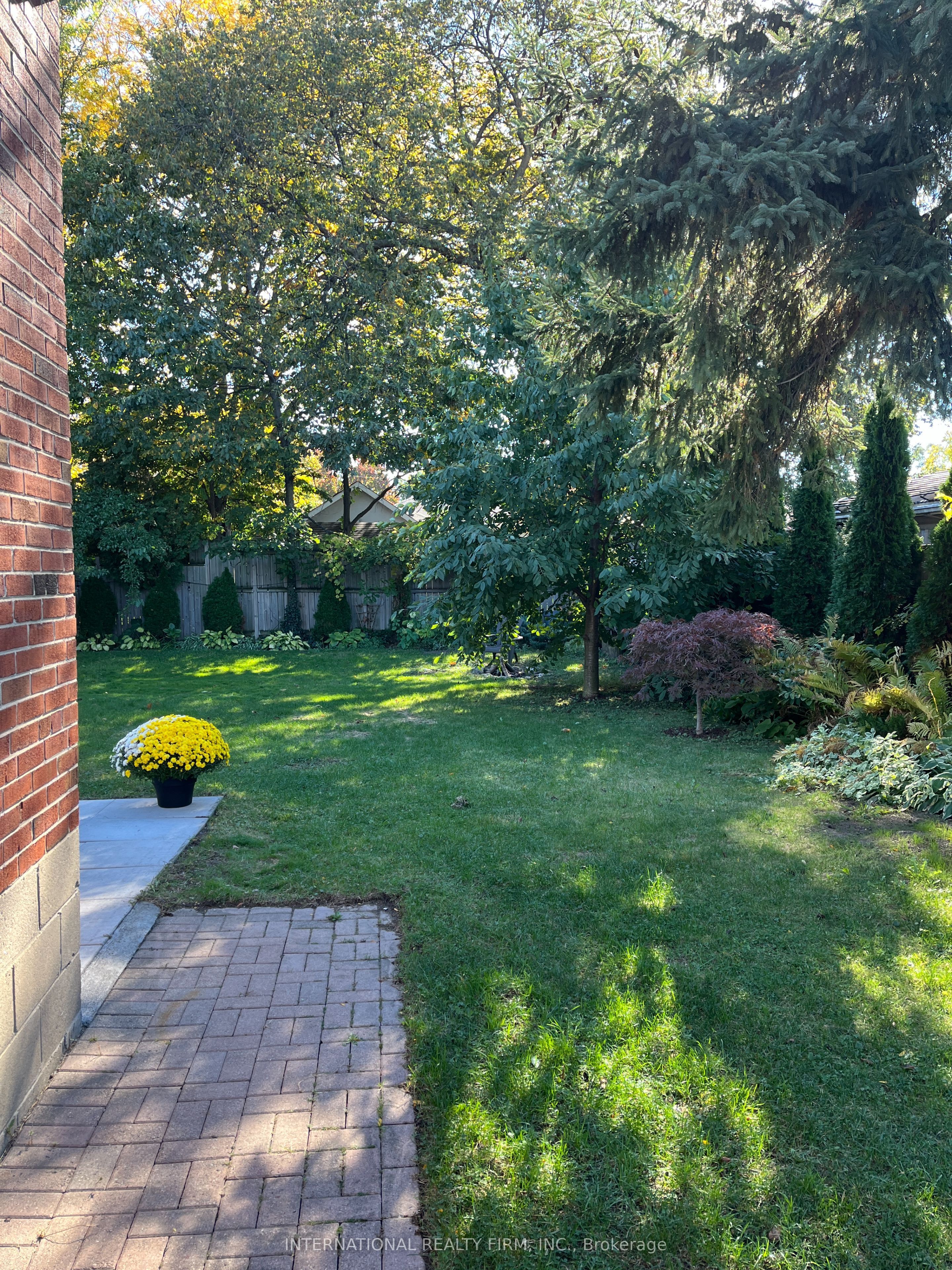 582 South Service Road Property Photo 24