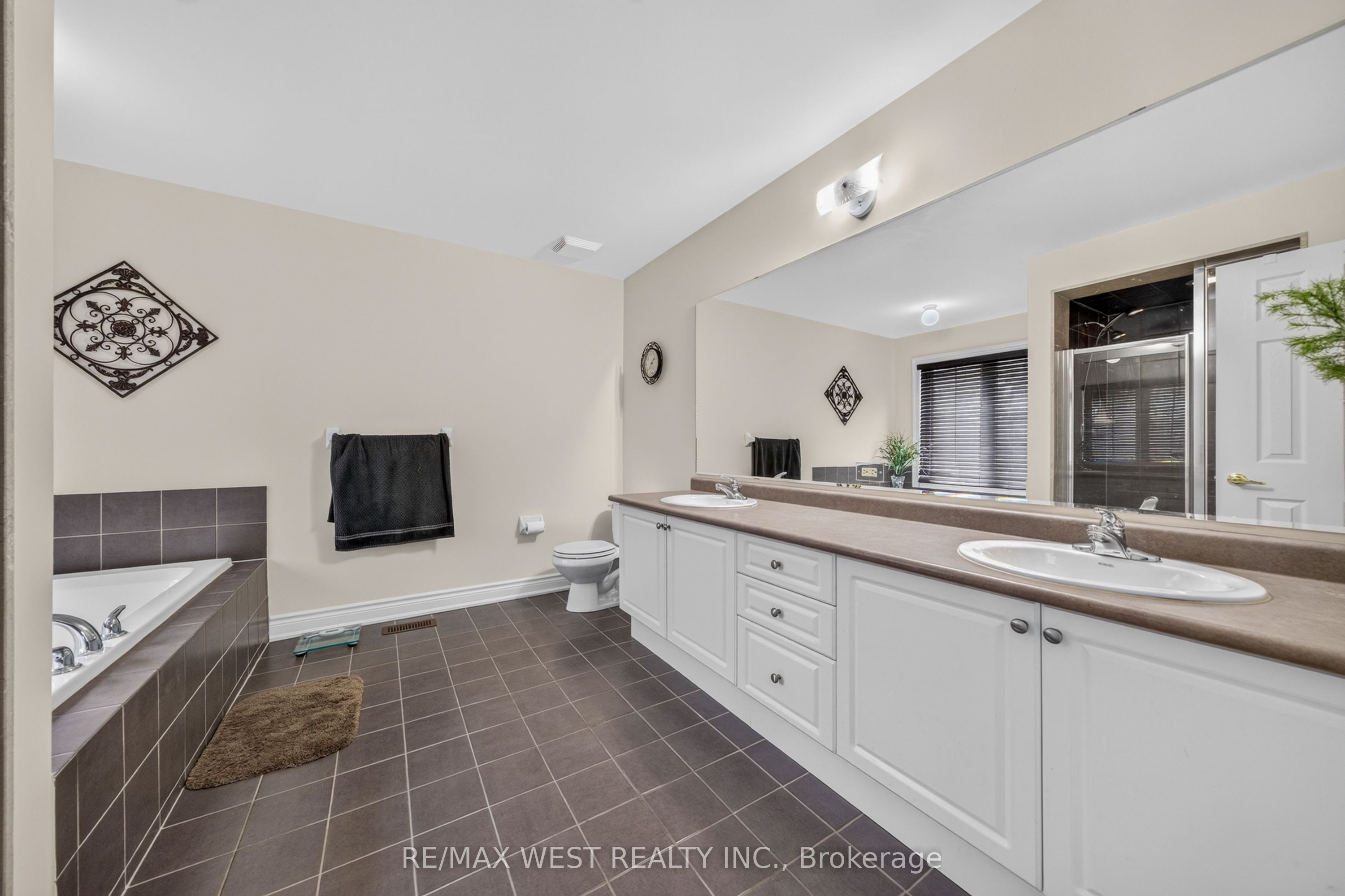 8 Calvados Crescent Property Photo 11