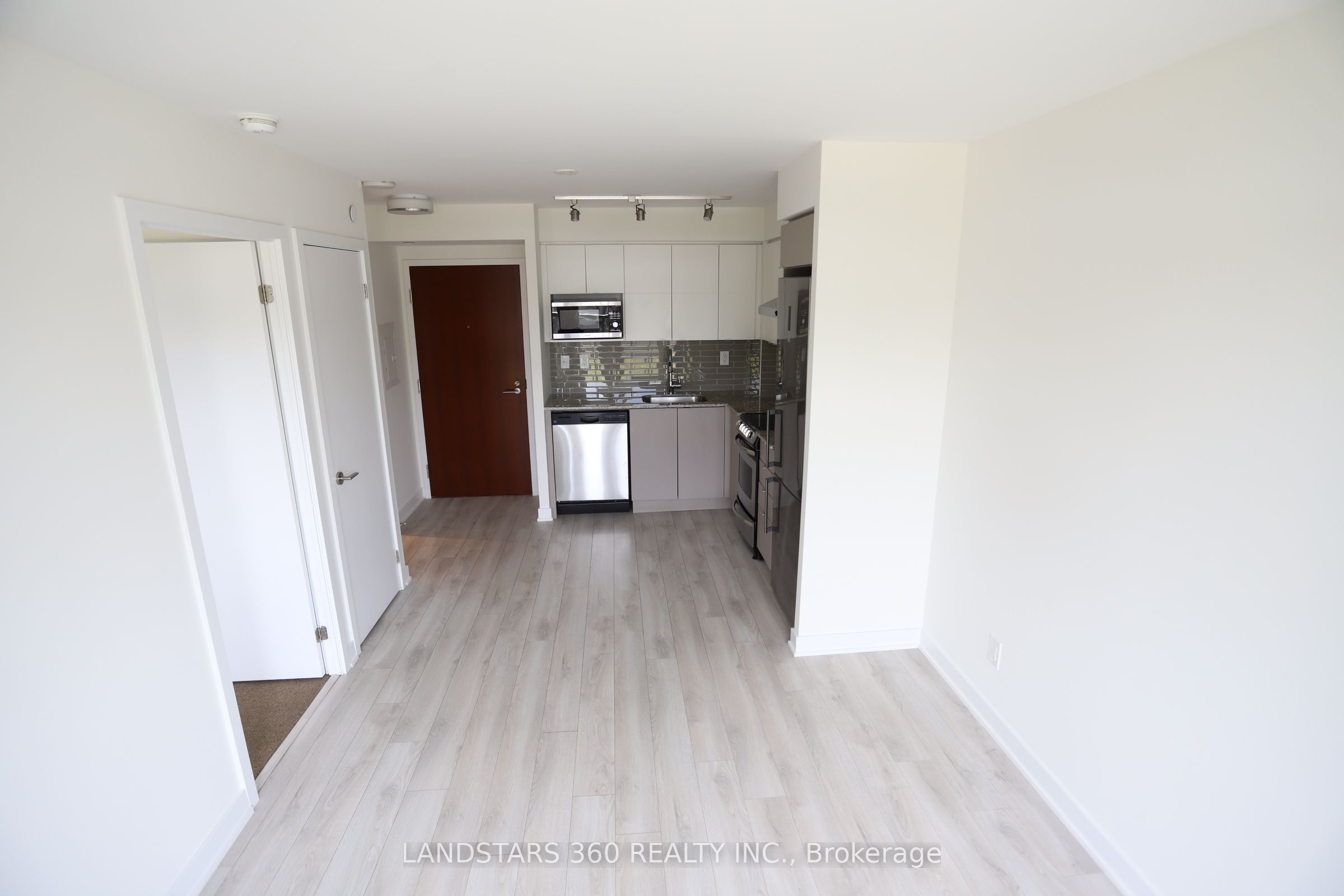 160 Flemington Road 421 Property Photo 4