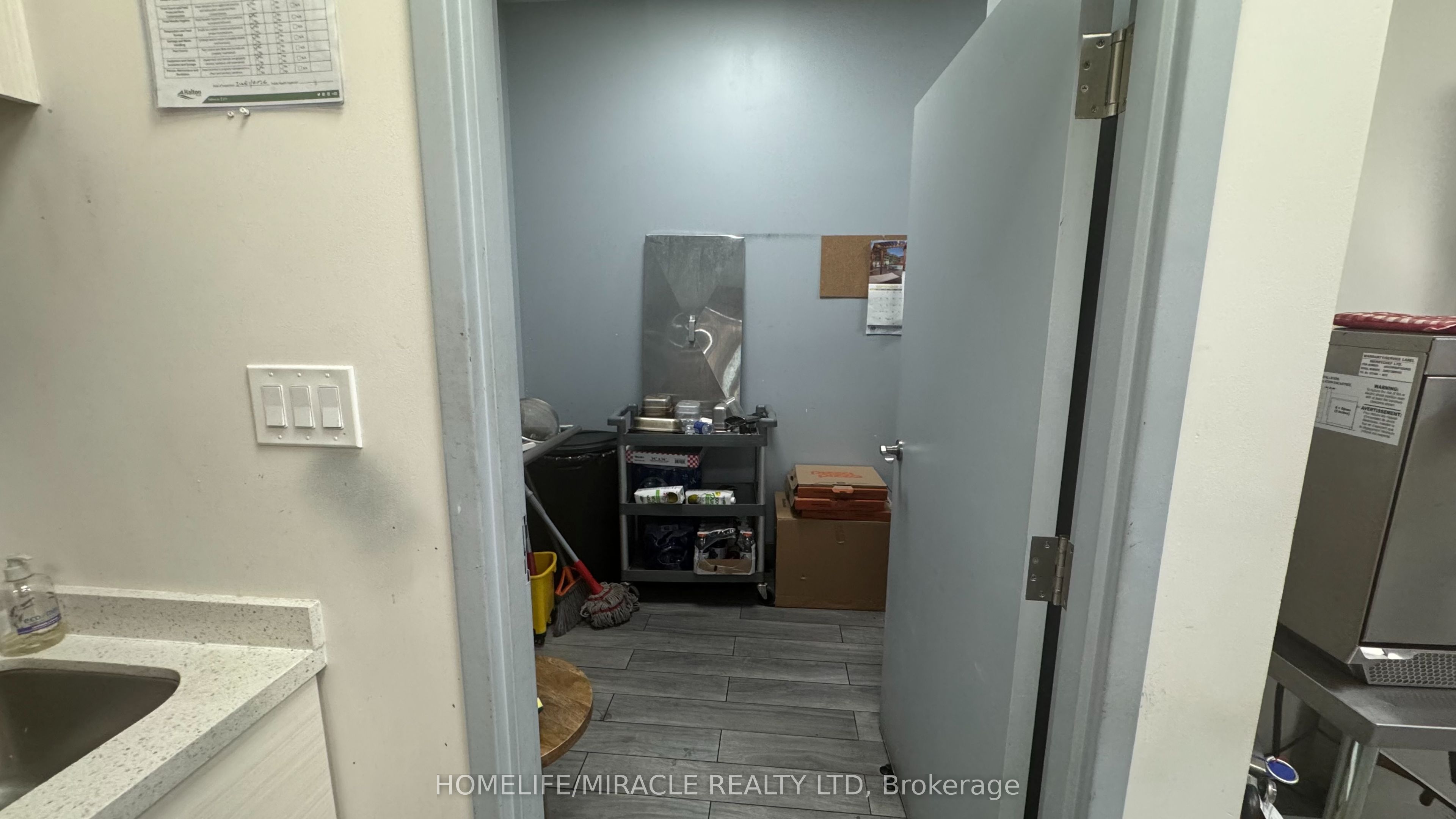725 Bronte Street S 9 Property Photo 18