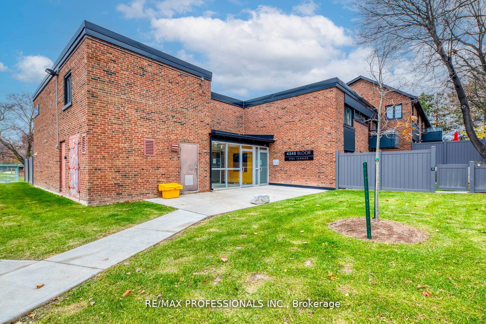 4345 Bloor Street W 51 Property Photo 2
