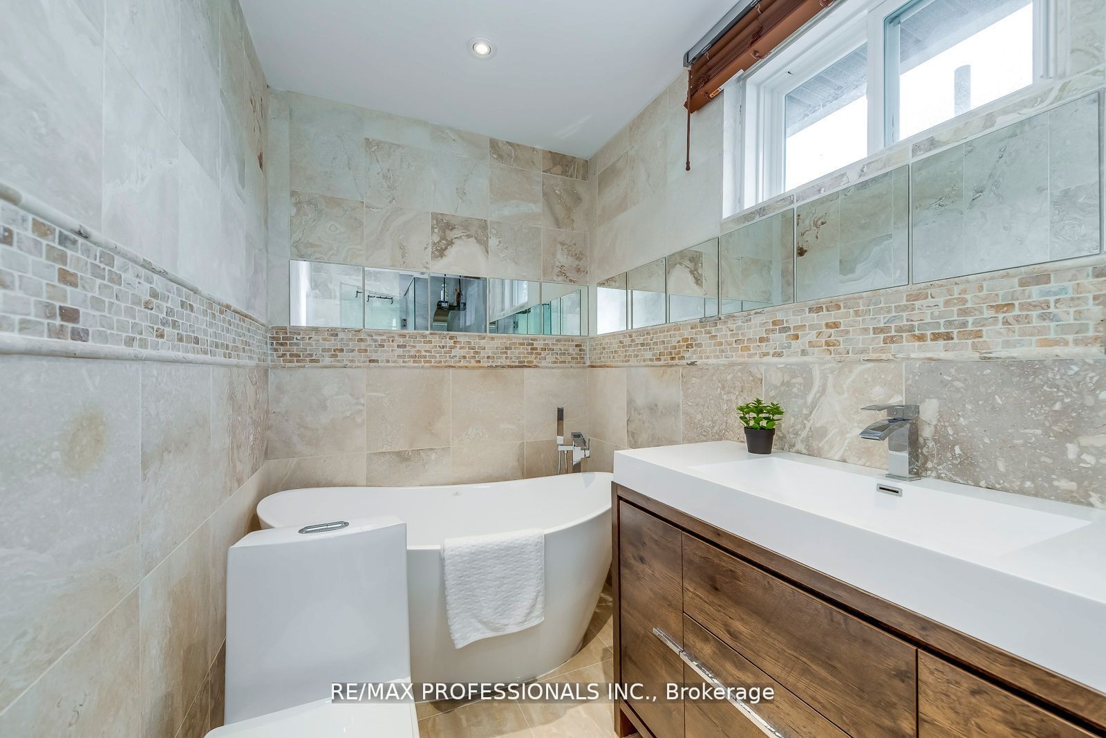 4345 Bloor Street W 51 Property Photo 25