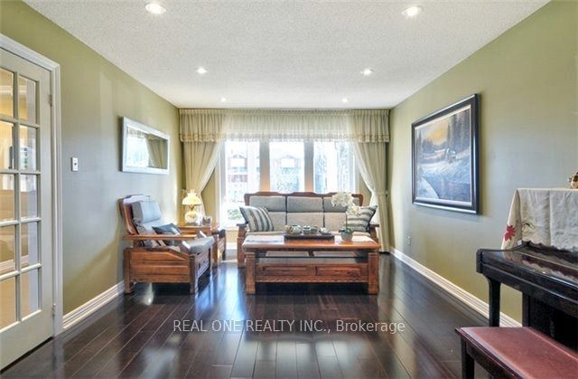 4379 Sedgefield Road Property Photo 4