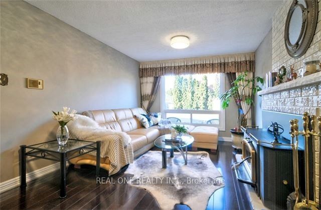 4379 Sedgefield Road Property Photo 8
