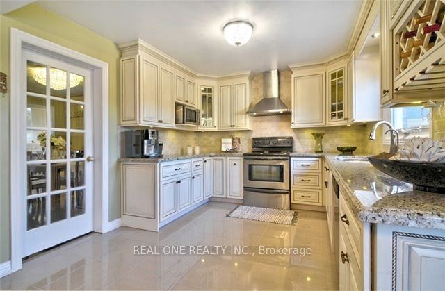 4379 Sedgefield Road Property Photo 10