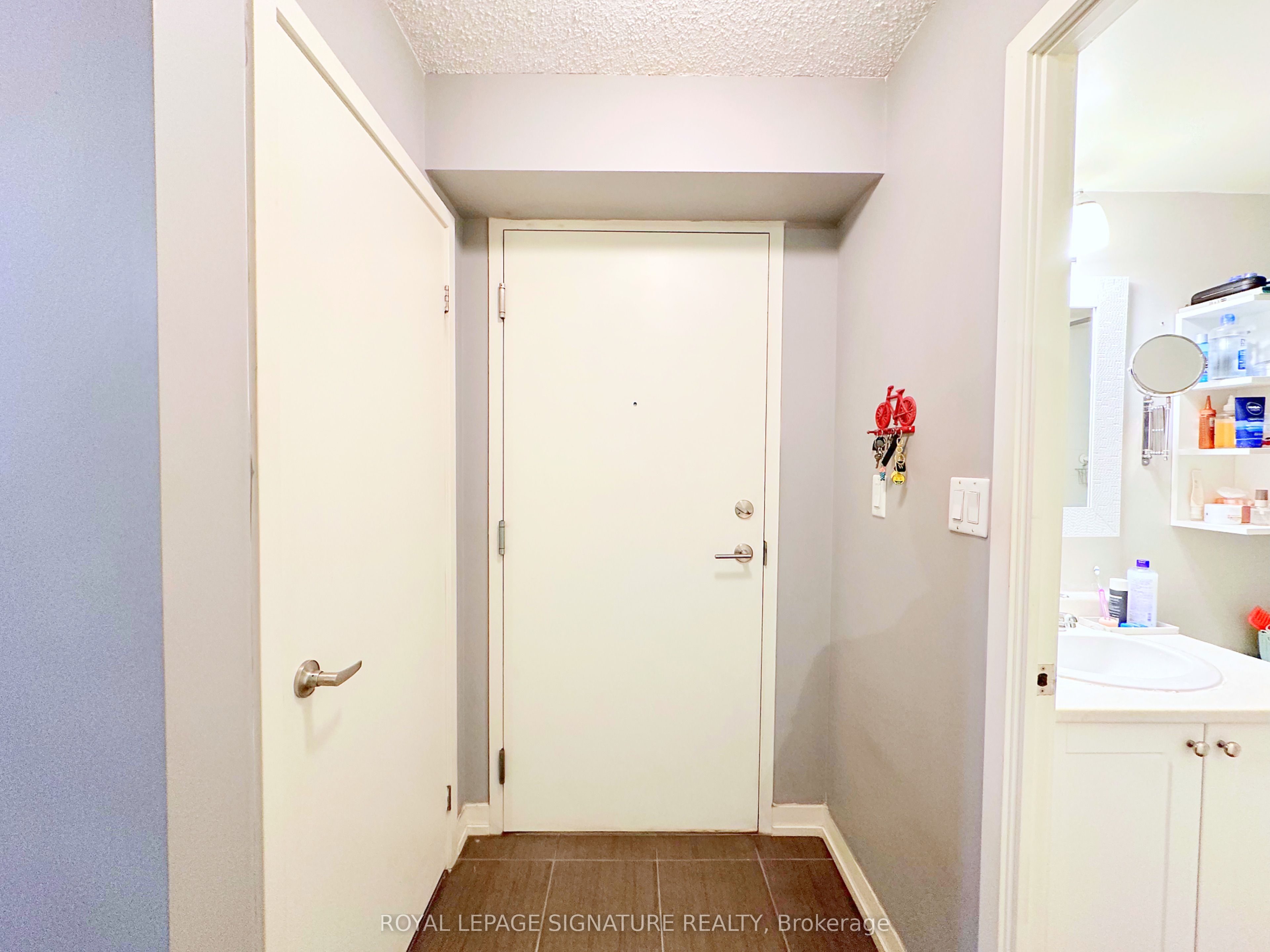 816 Lansdowne Avenue 1201 Property Photo 5