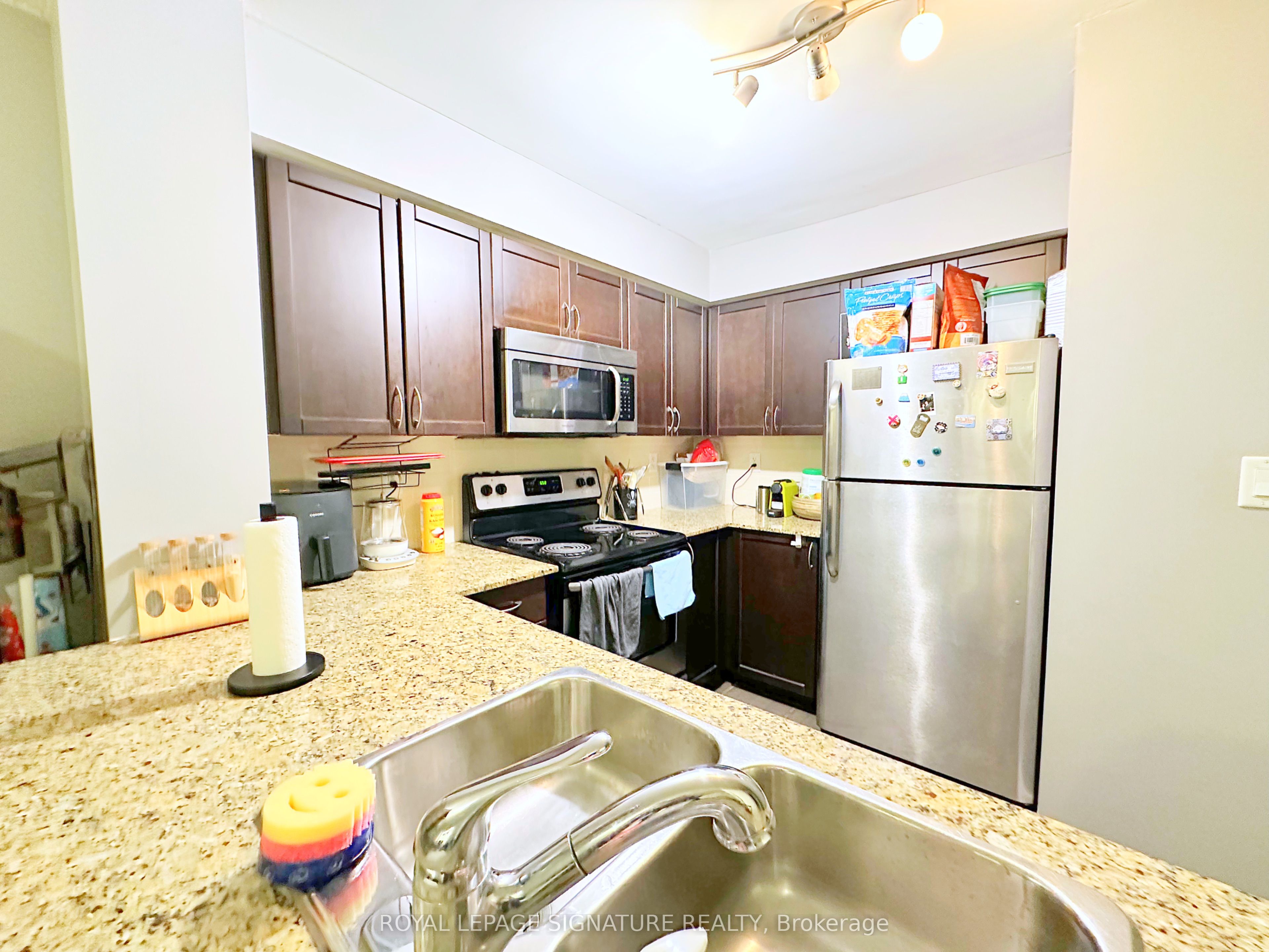 816 Lansdowne Avenue 1201 Property Photo 10