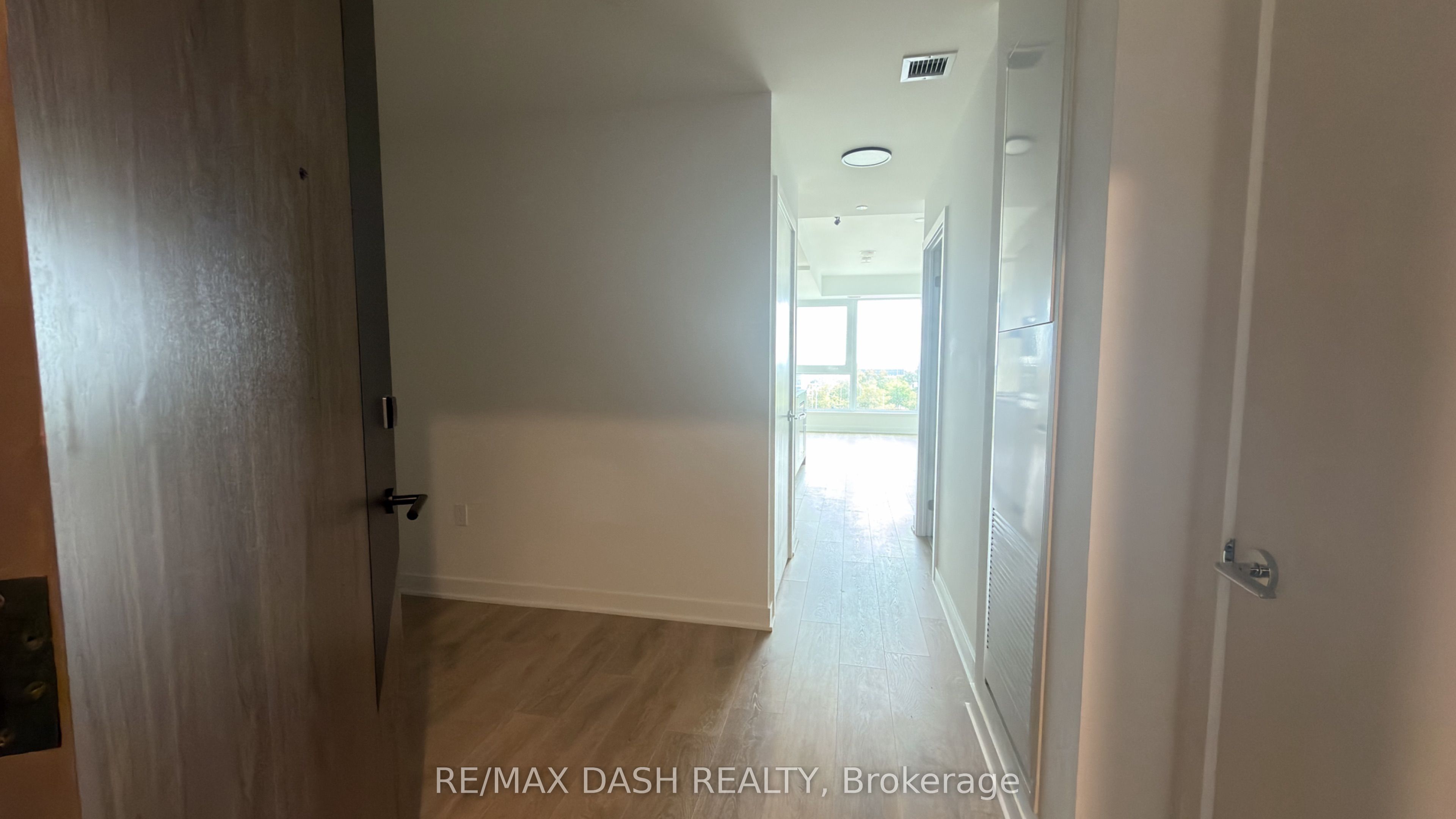 1037 The Queensway Avenue 411 Property Photo 5
