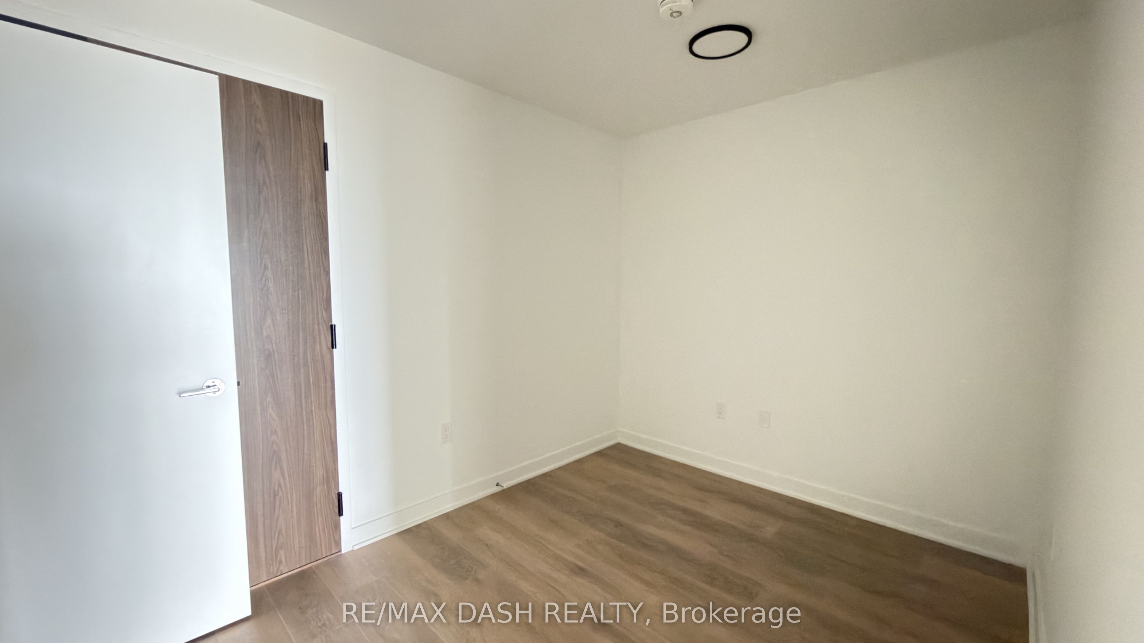 1037 The Queensway Avenue 411 Property Photo 6