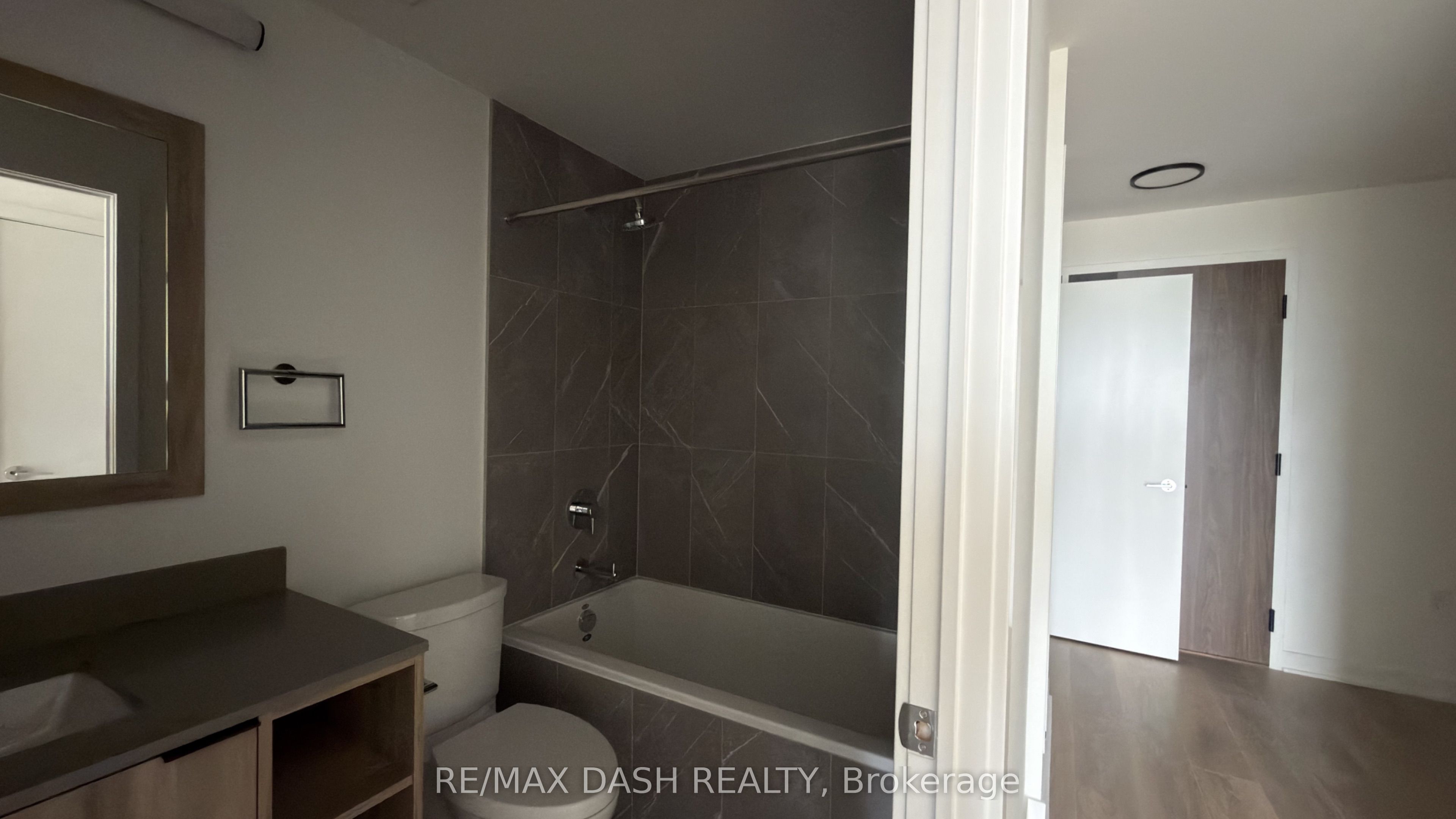 1037 The Queensway Avenue 411 Property Photo 8