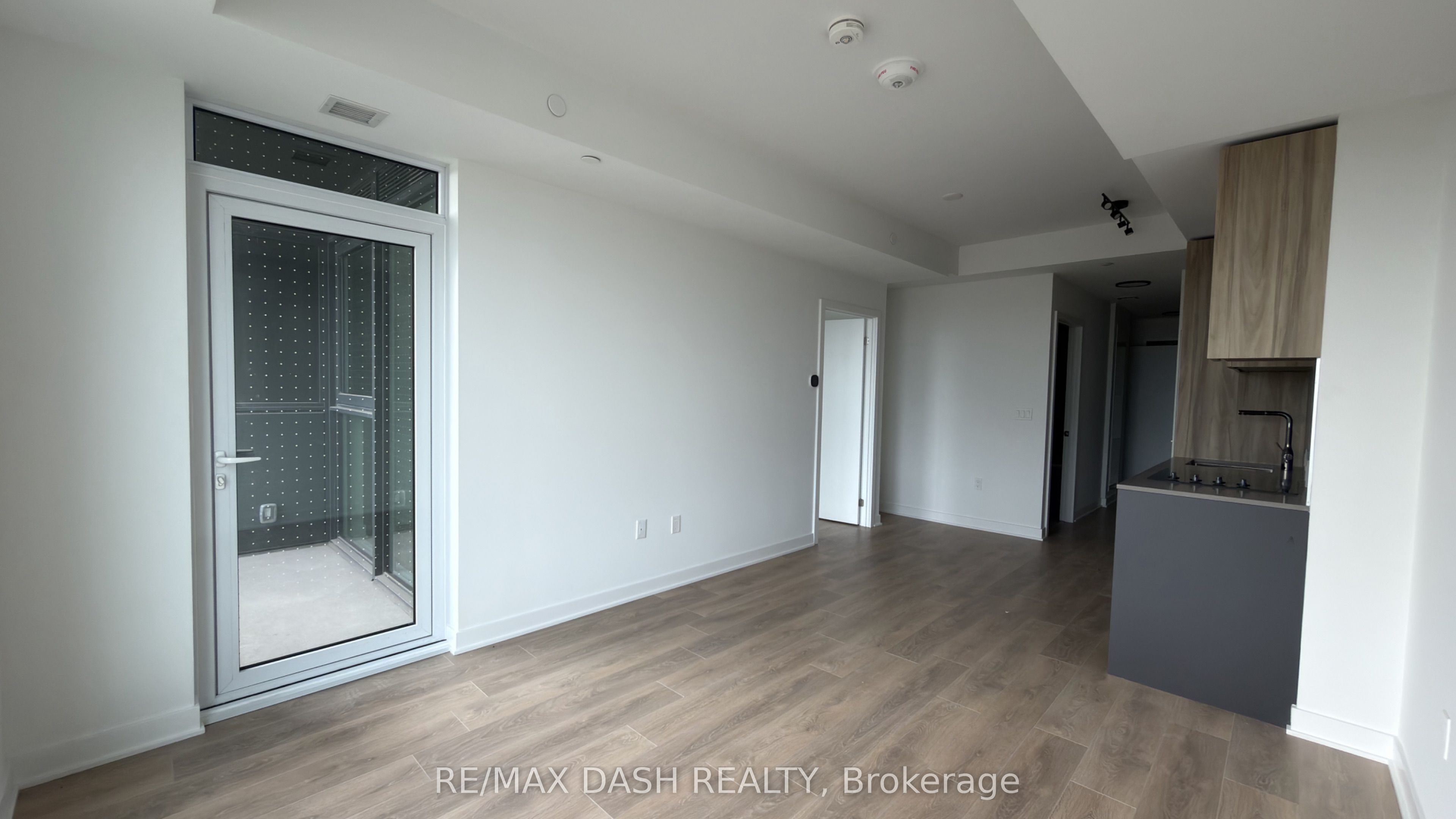 1037 The Queensway Avenue 411 Property Photo 10