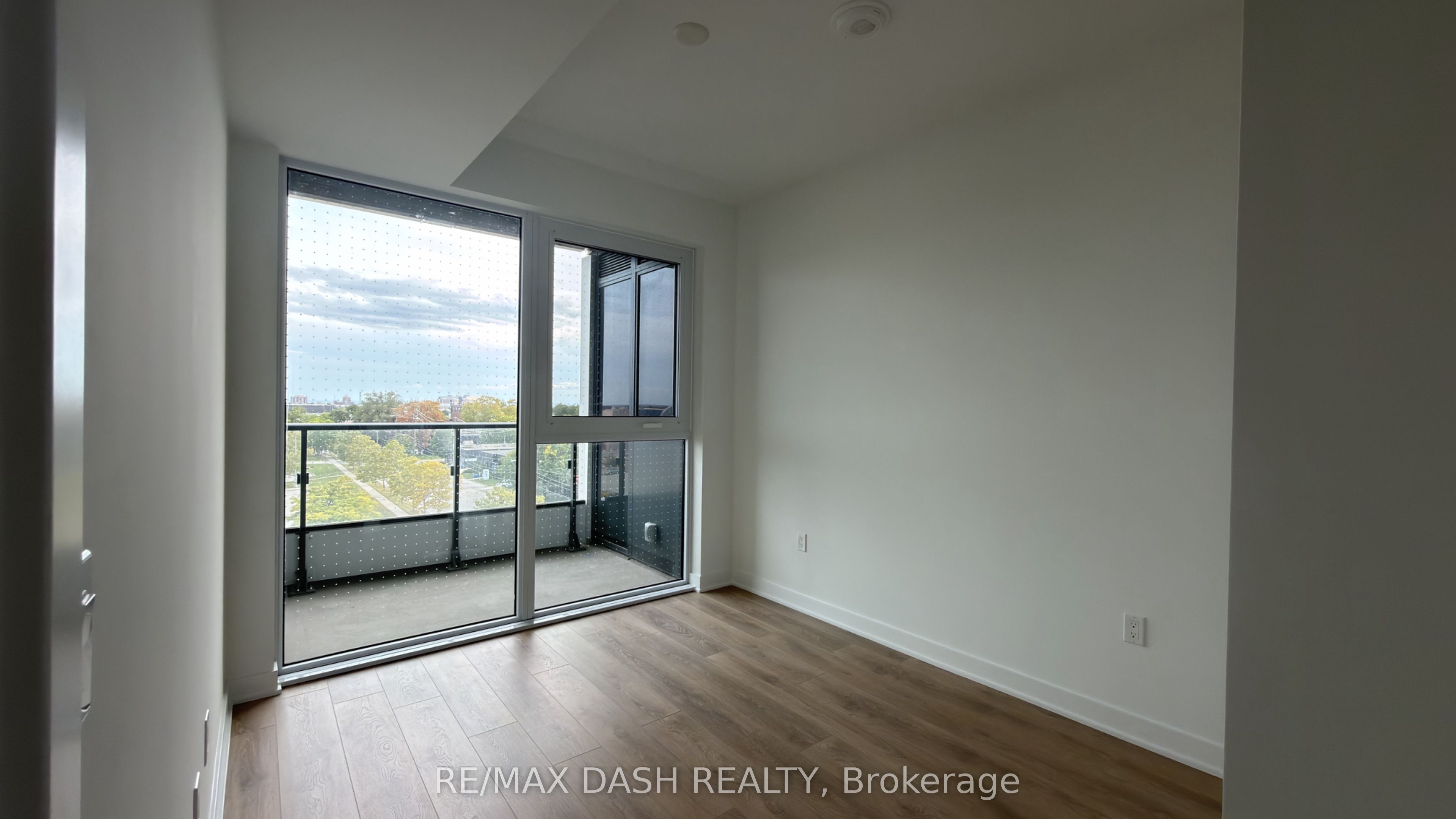 1037 The Queensway Avenue 411 Property Photo 11