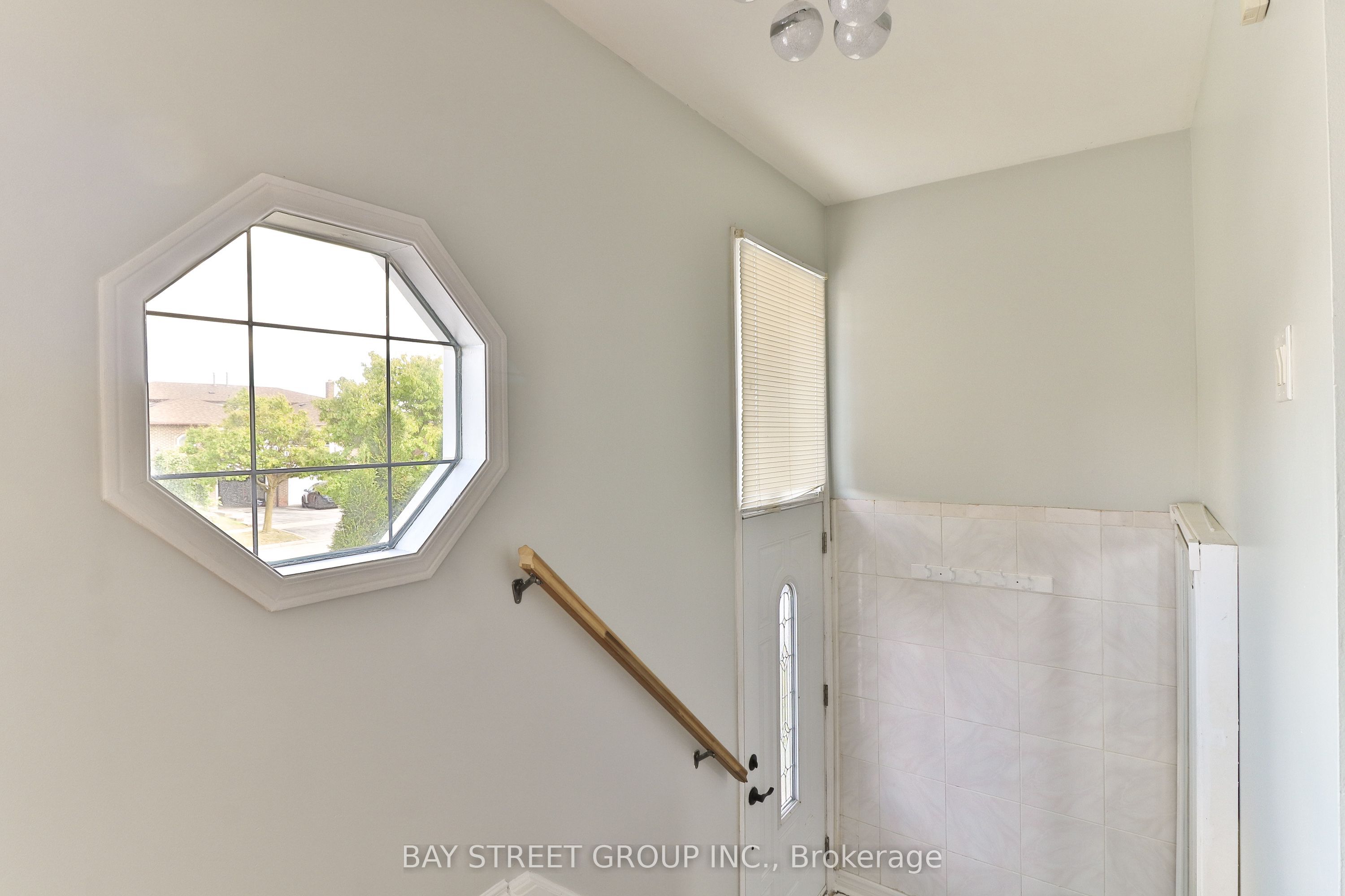 489 Fergo Avenue Upper Unit Property Photo 2