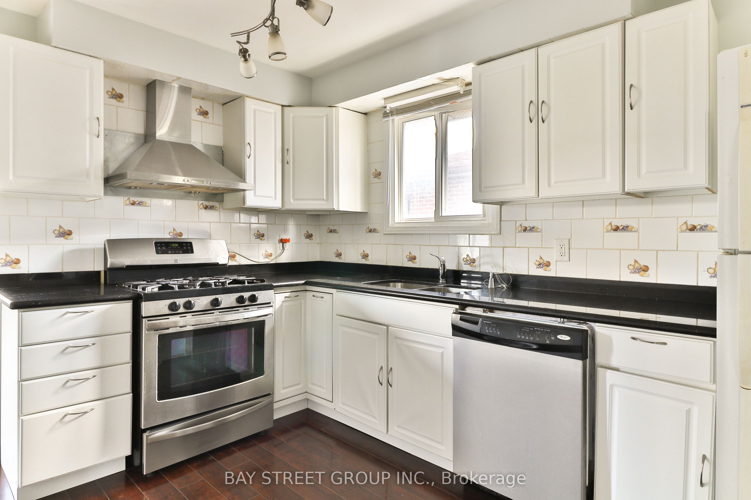 489 Fergo Avenue Upper Unit Property Photo 3