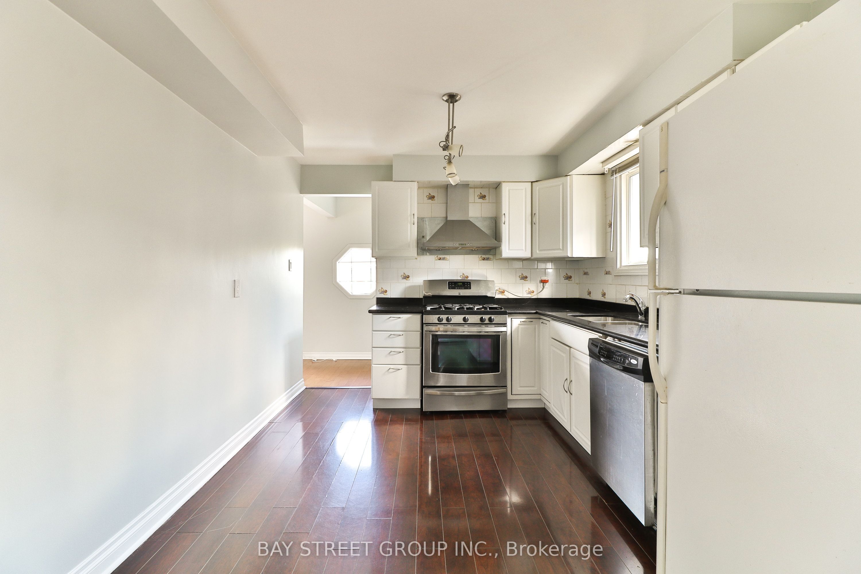 489 Fergo Avenue Upper Unit Property Photo 7