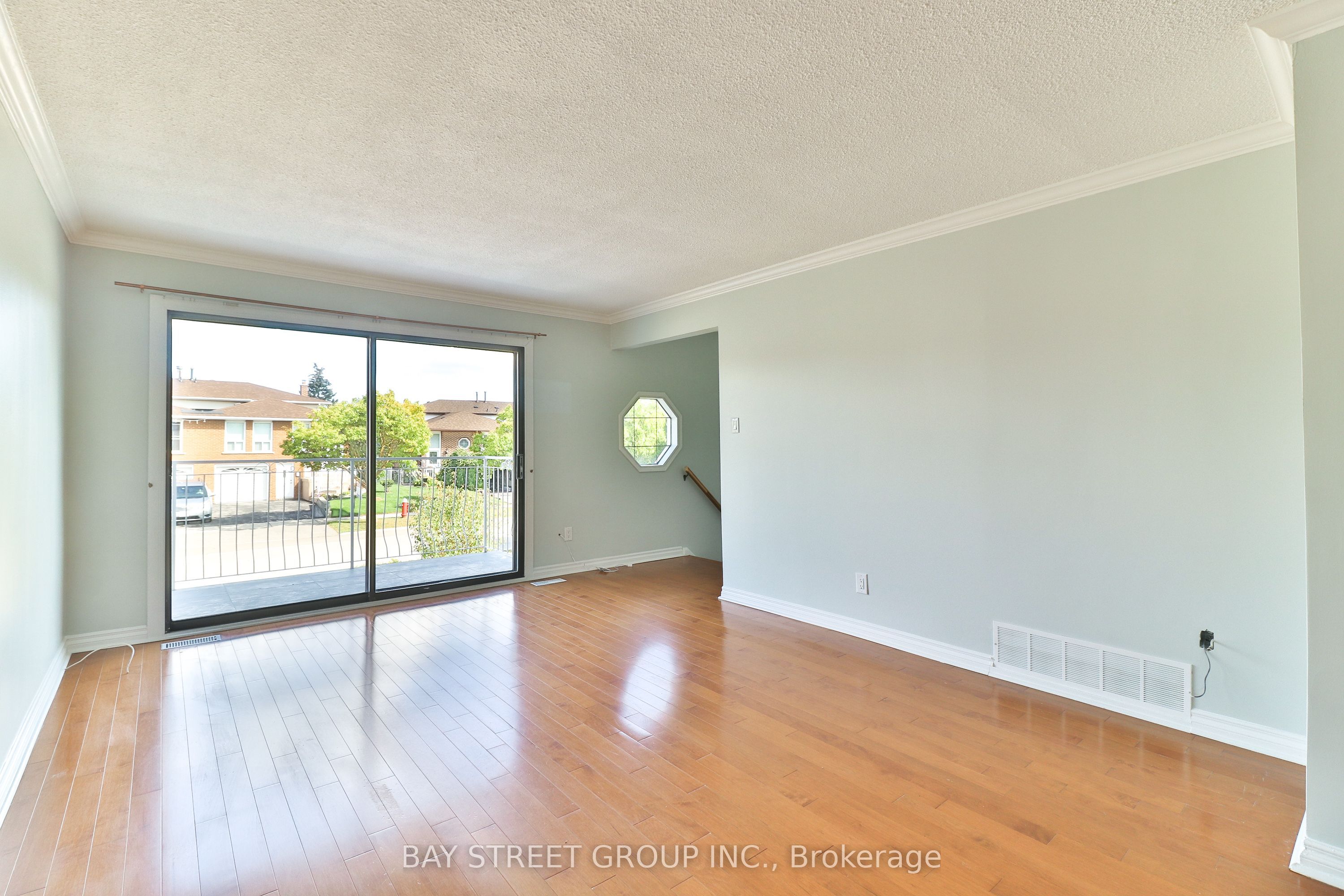 489 Fergo Avenue Upper Unit Property Photo 12