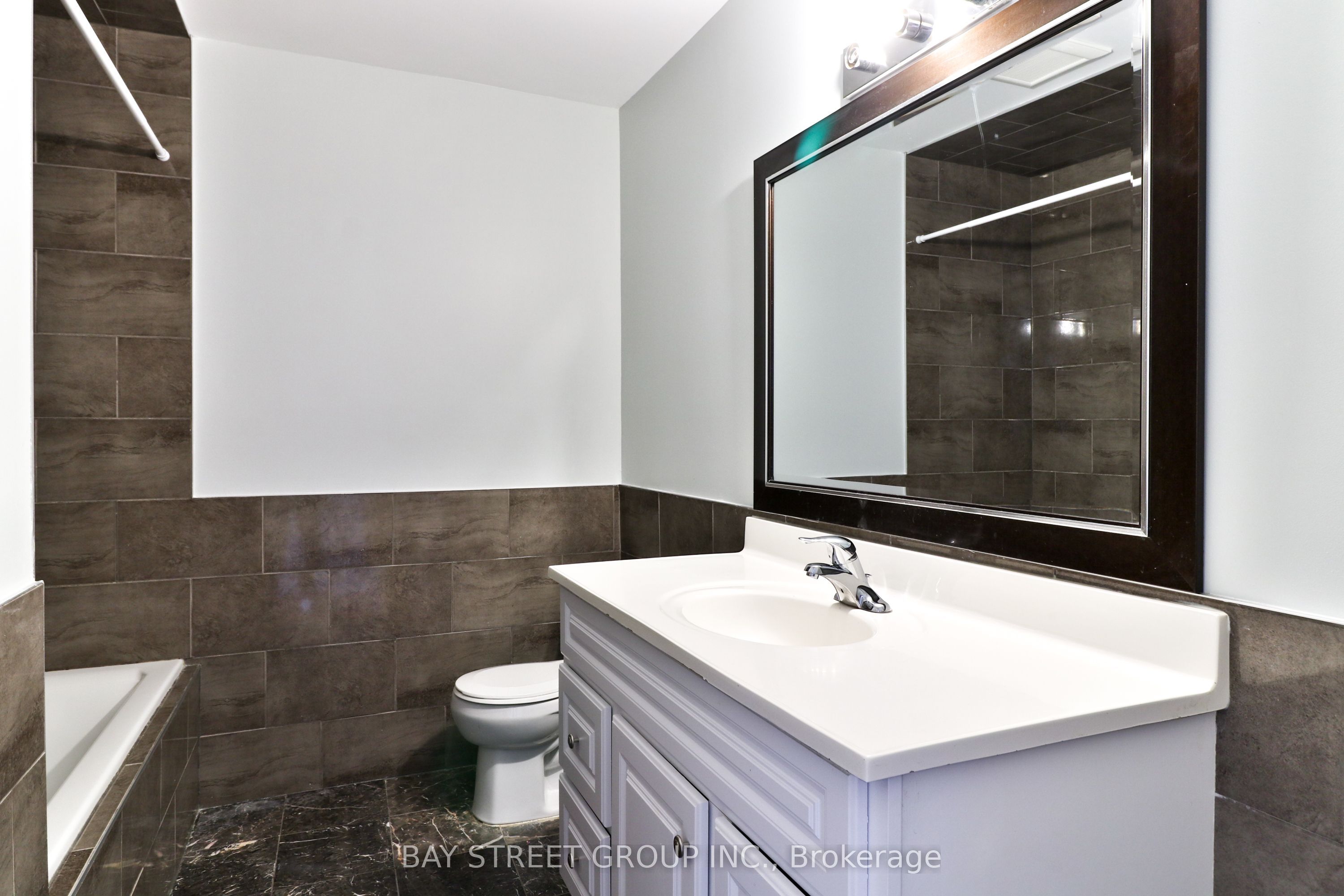 489 Fergo Avenue Upper Unit Property Photo 16