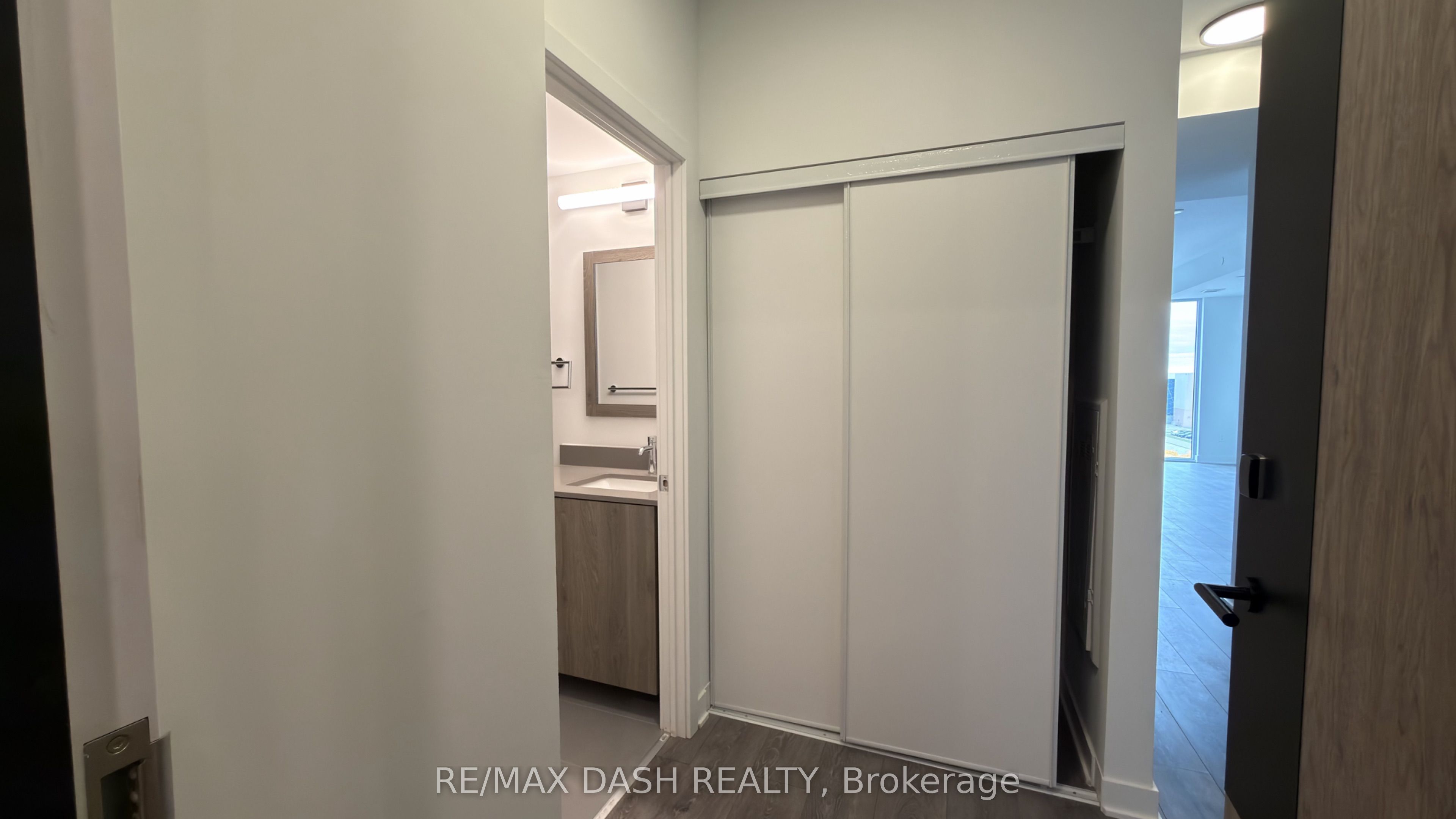 1007 The Queensway Avenue 316 Property Photo 2