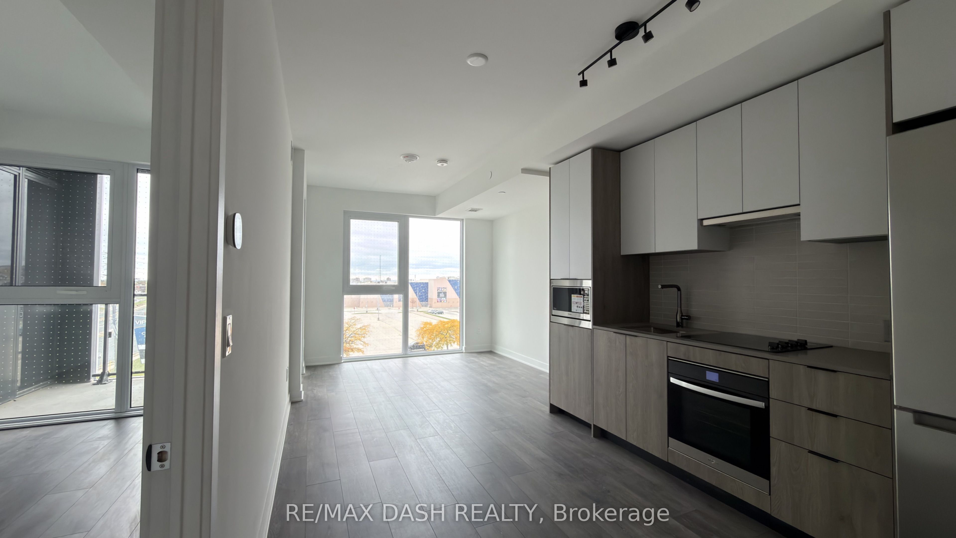 1007 The Queensway Avenue 316 Property Photo 6