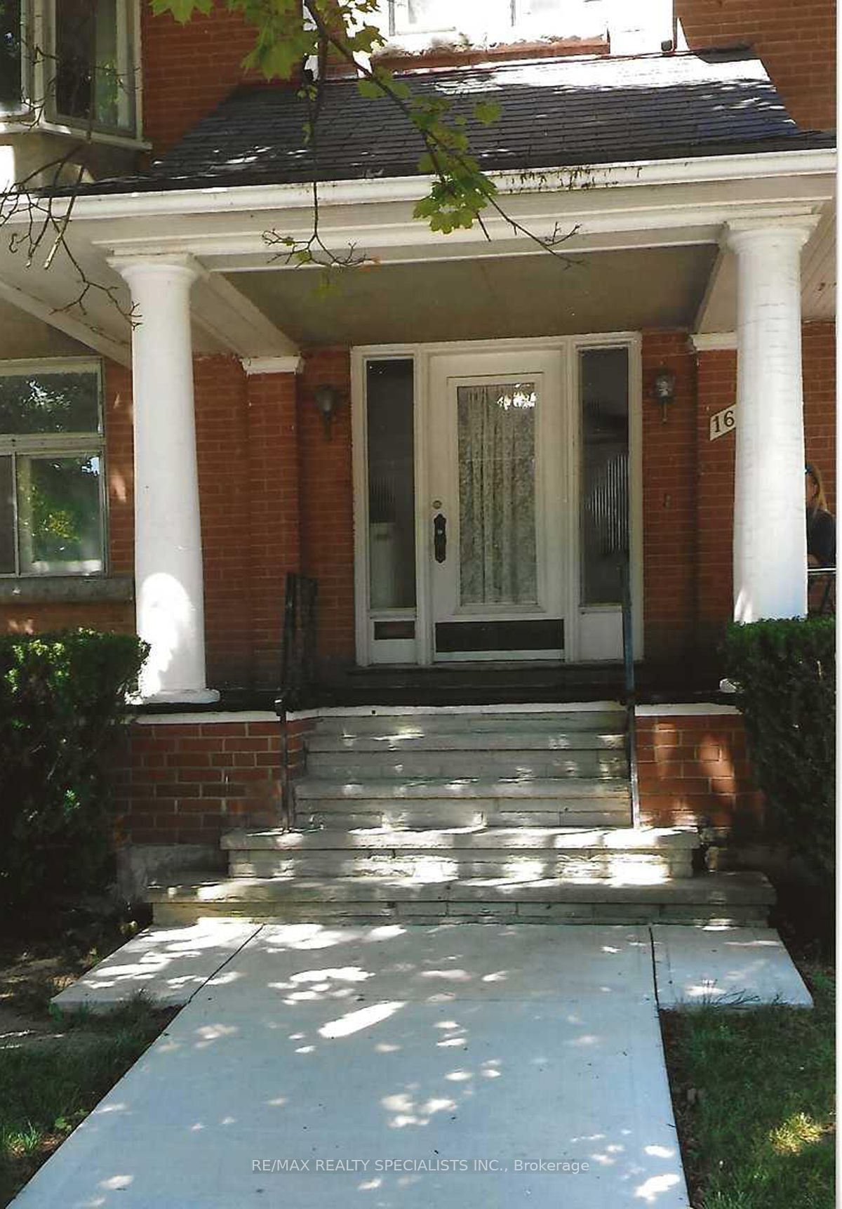 16 Wellington Street E Property Photo 1
