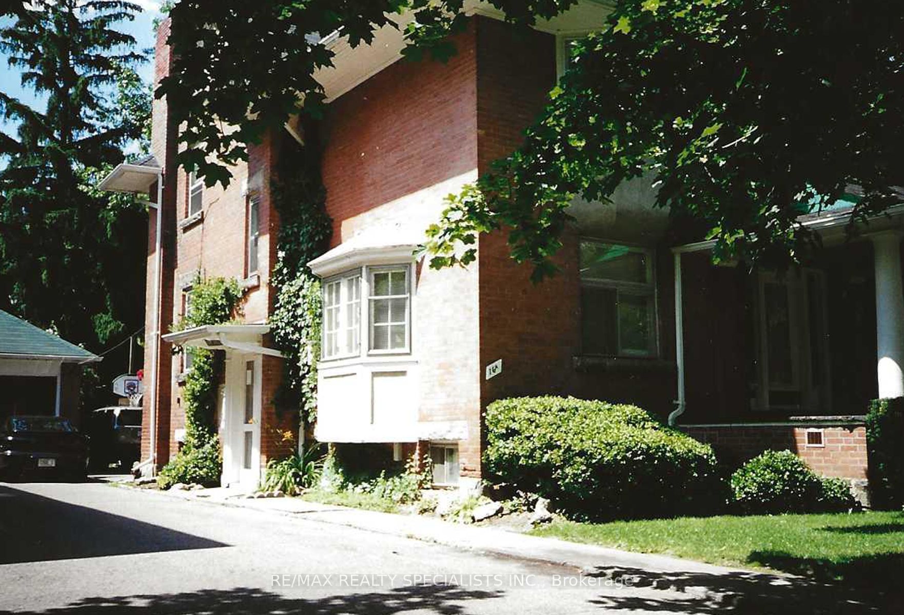 16 Wellington Street E Property Photo 2