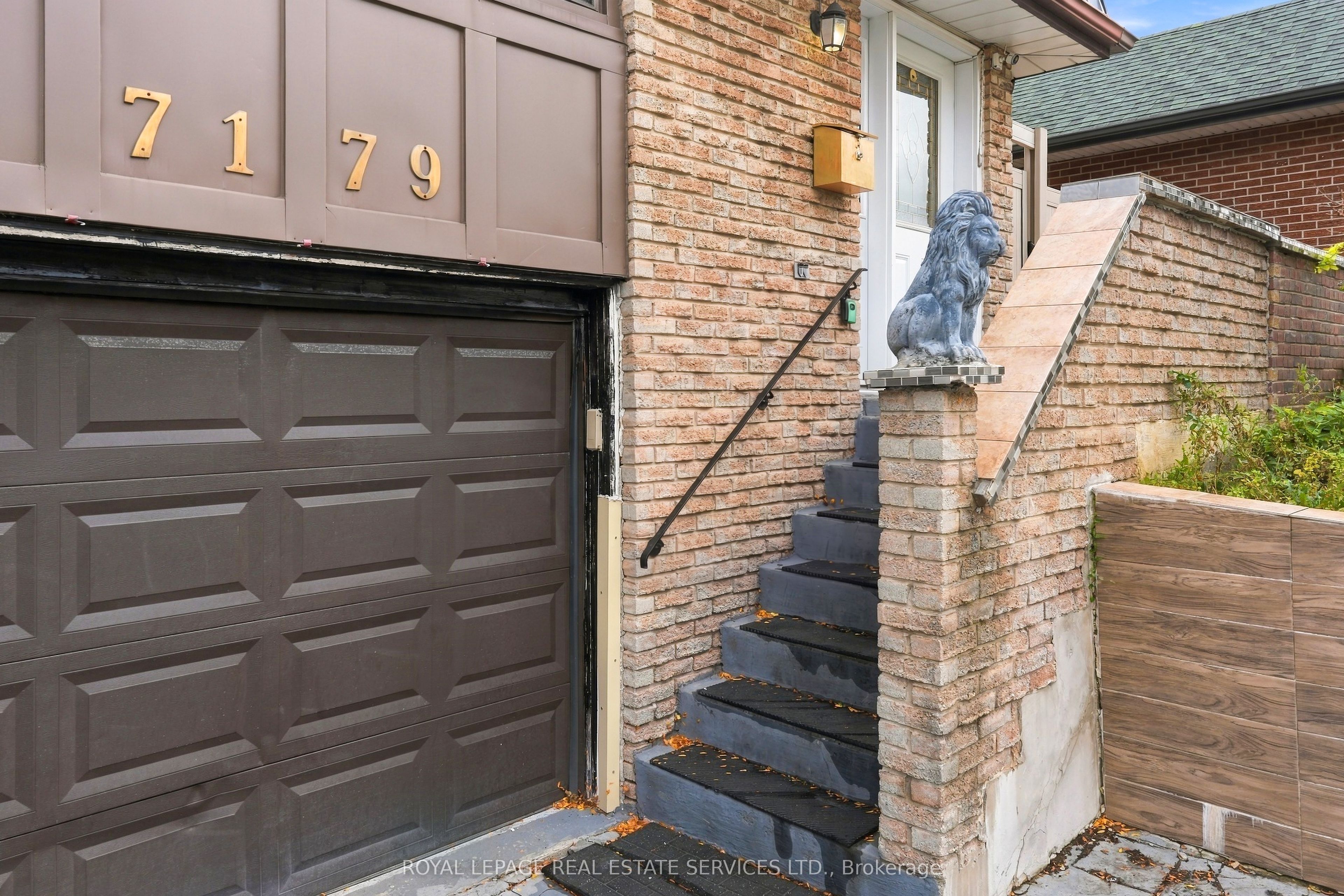 7179 Delmonte Crescent Property Photo 2