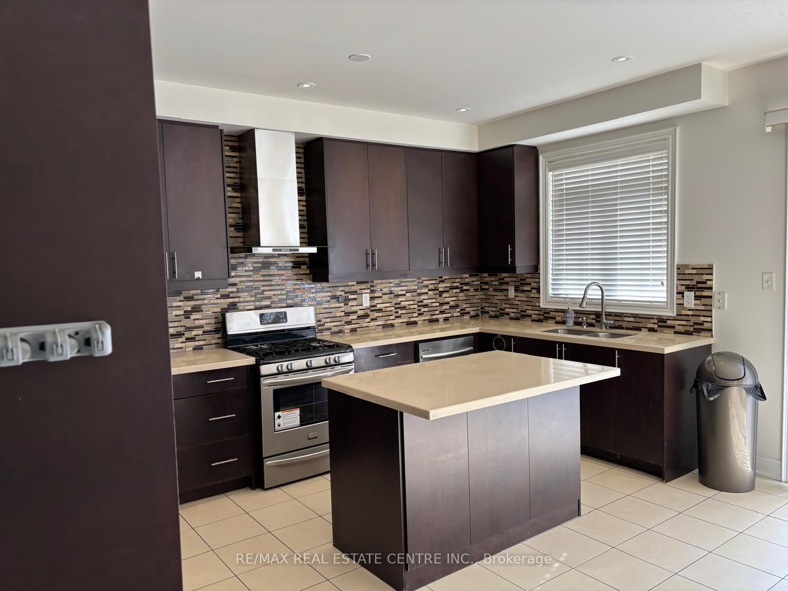 5496 Meadowcrest Avenue Main Property Photo 8
