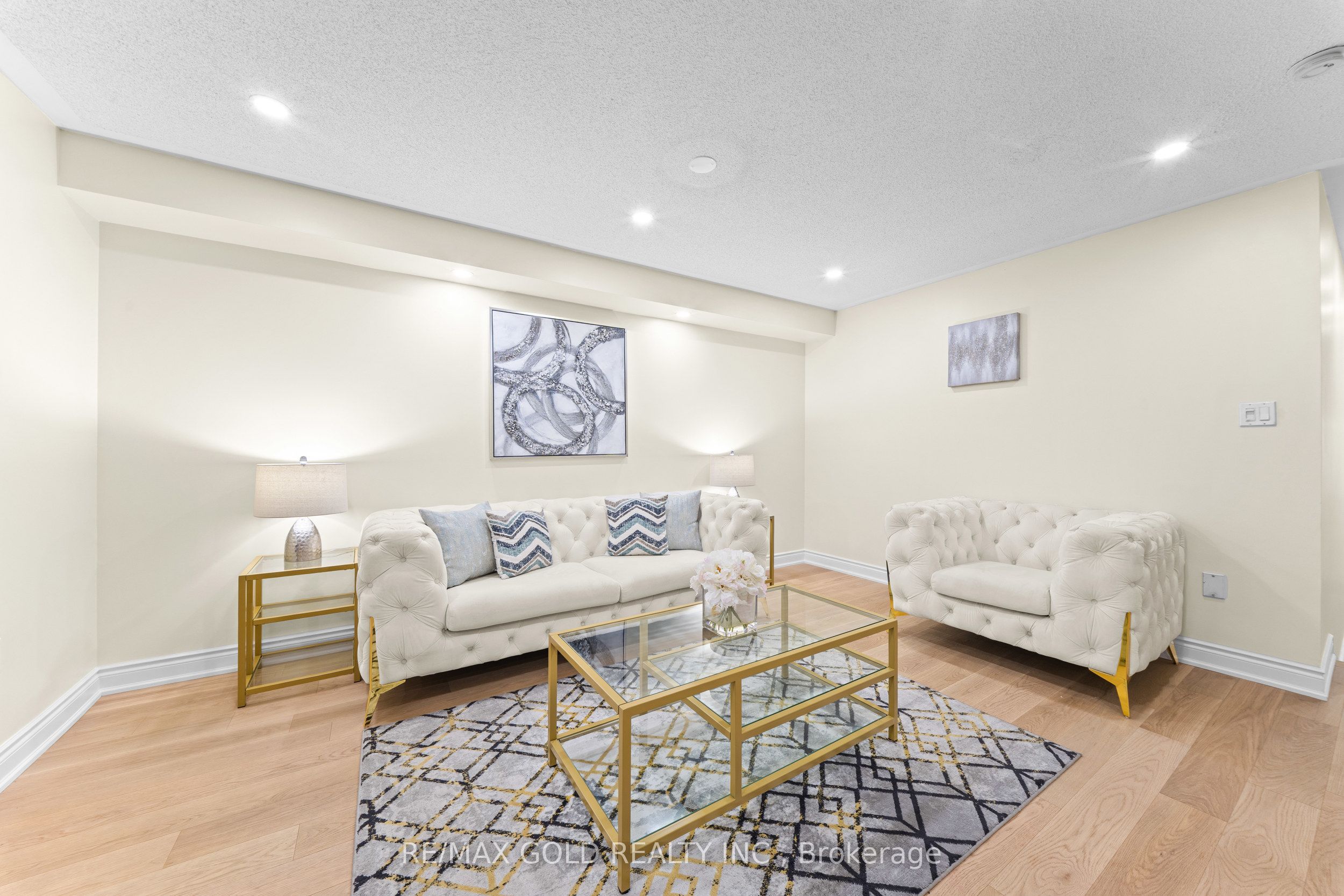 107 Crystalview Crescent Property Photo 4