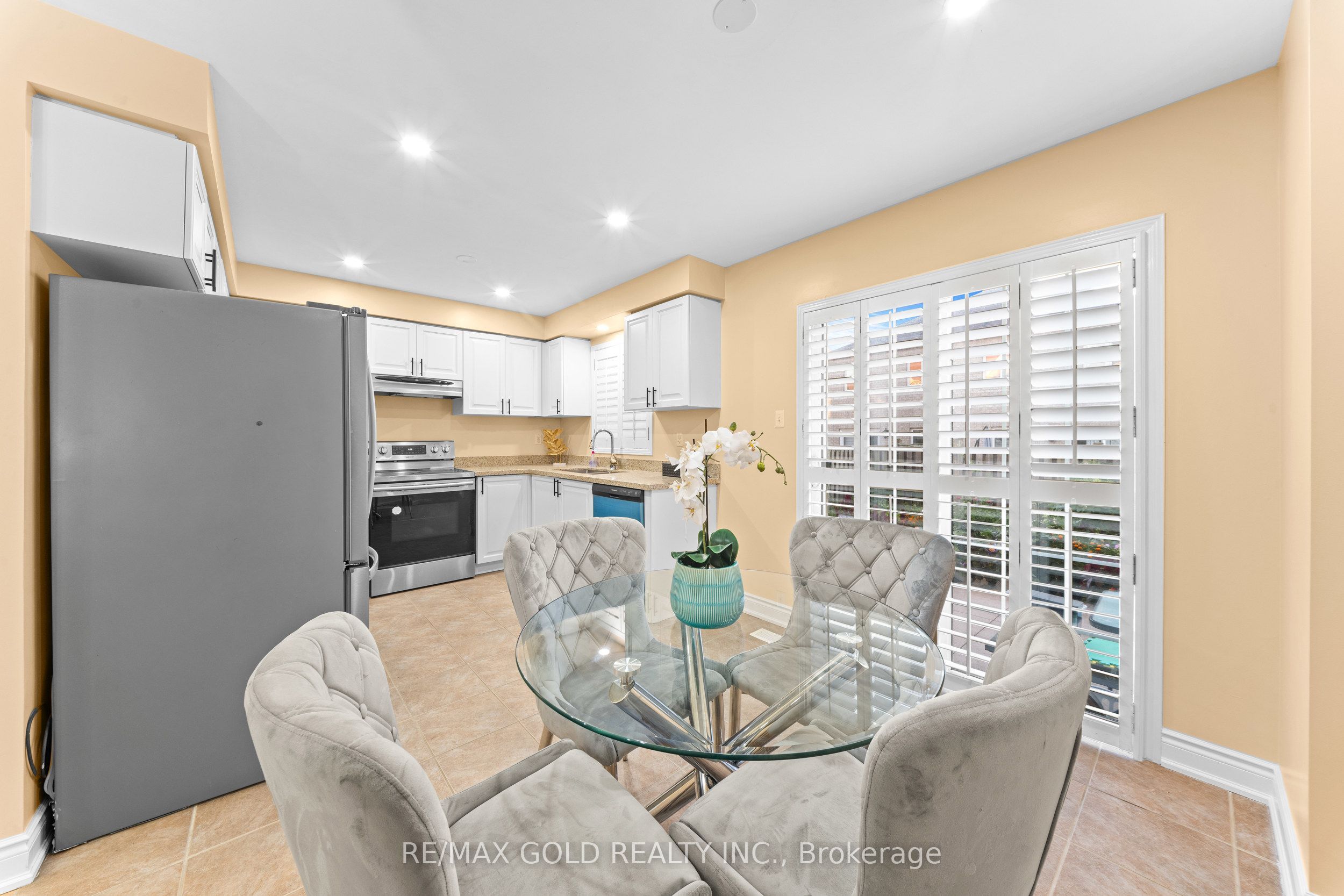 107 Crystalview Crescent Property Photo 6