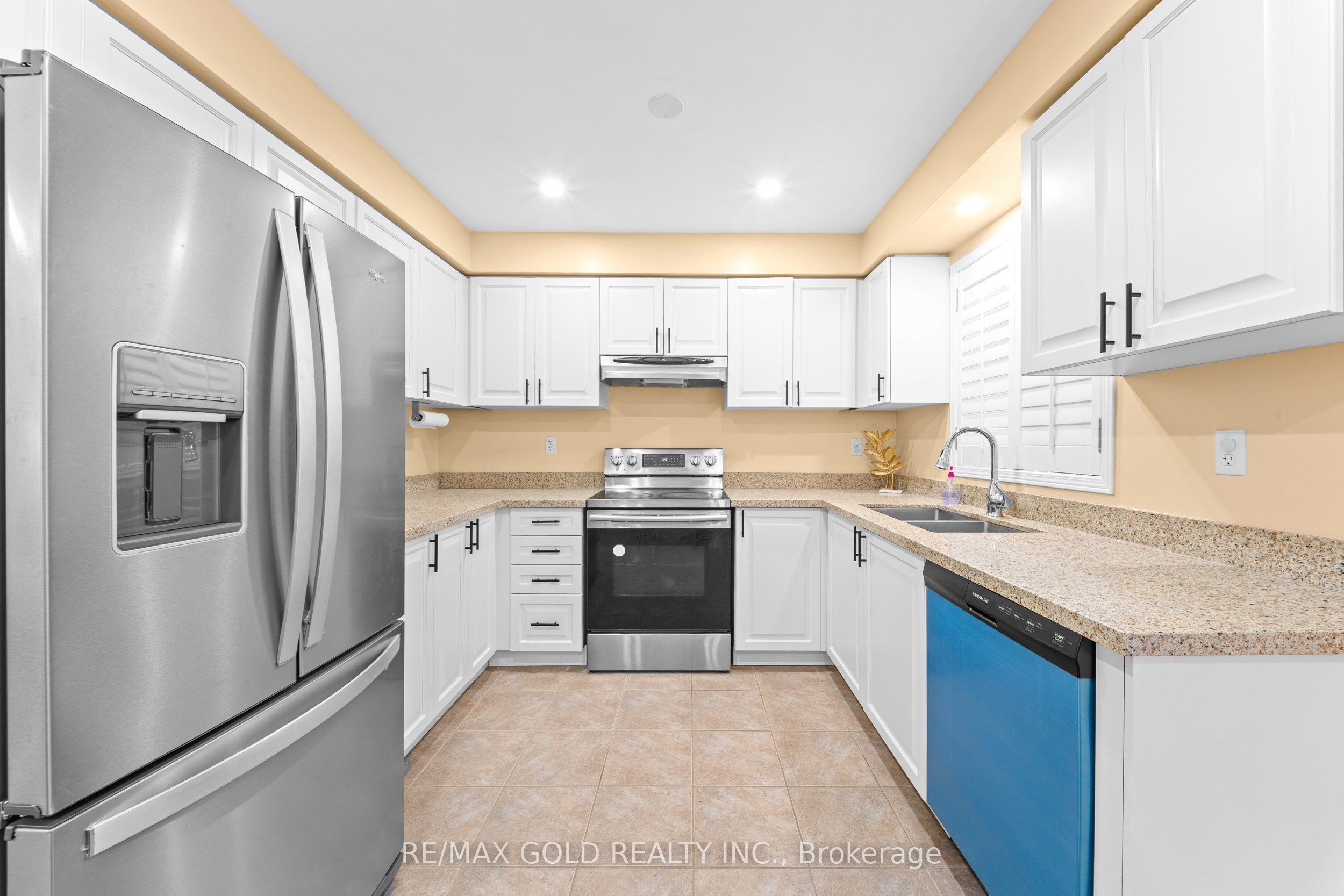 107 Crystalview Crescent Property Photo 7