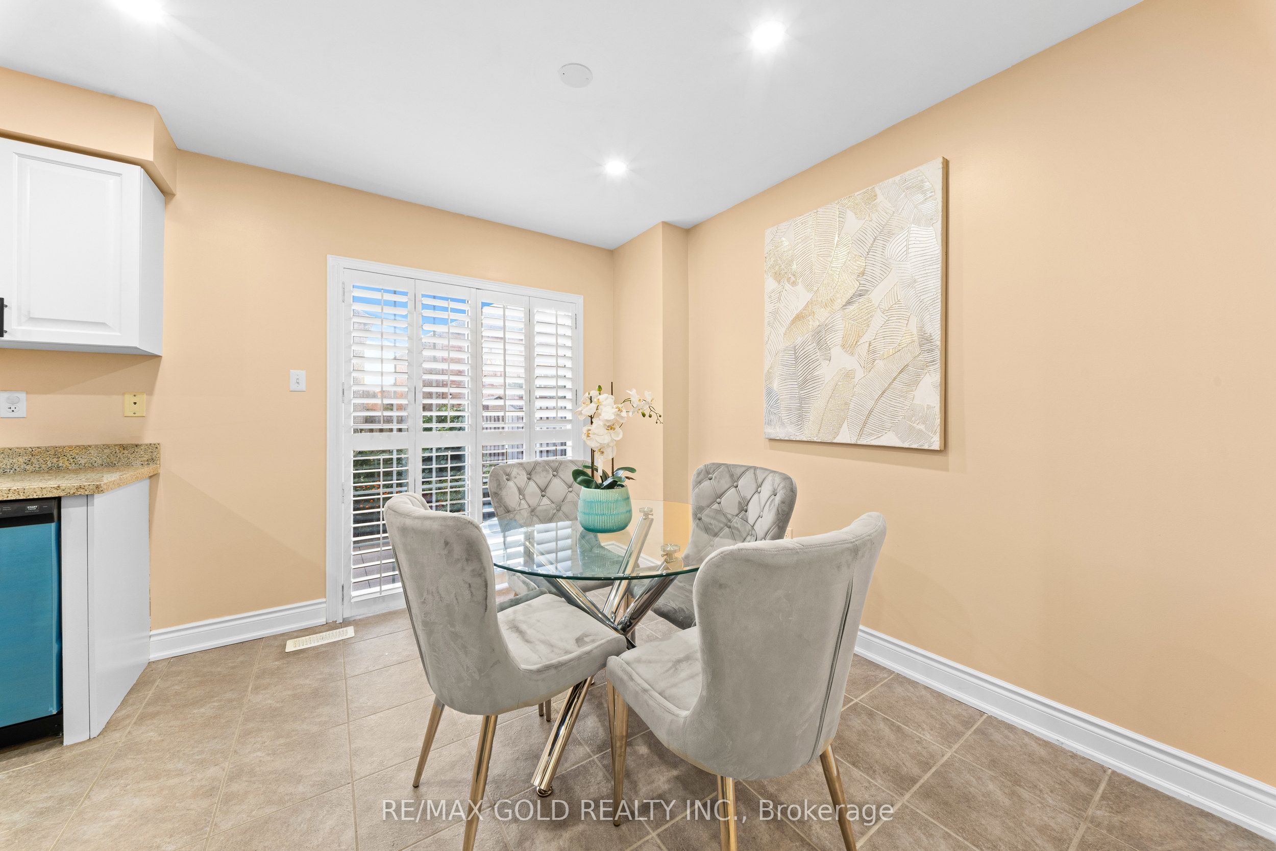 107 Crystalview Crescent Property Photo 8