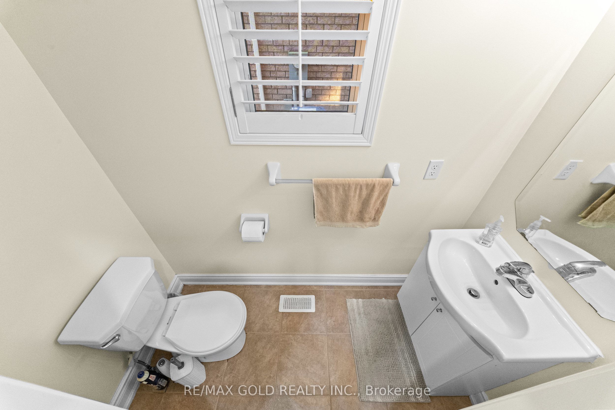 107 Crystalview Crescent Property Photo 9