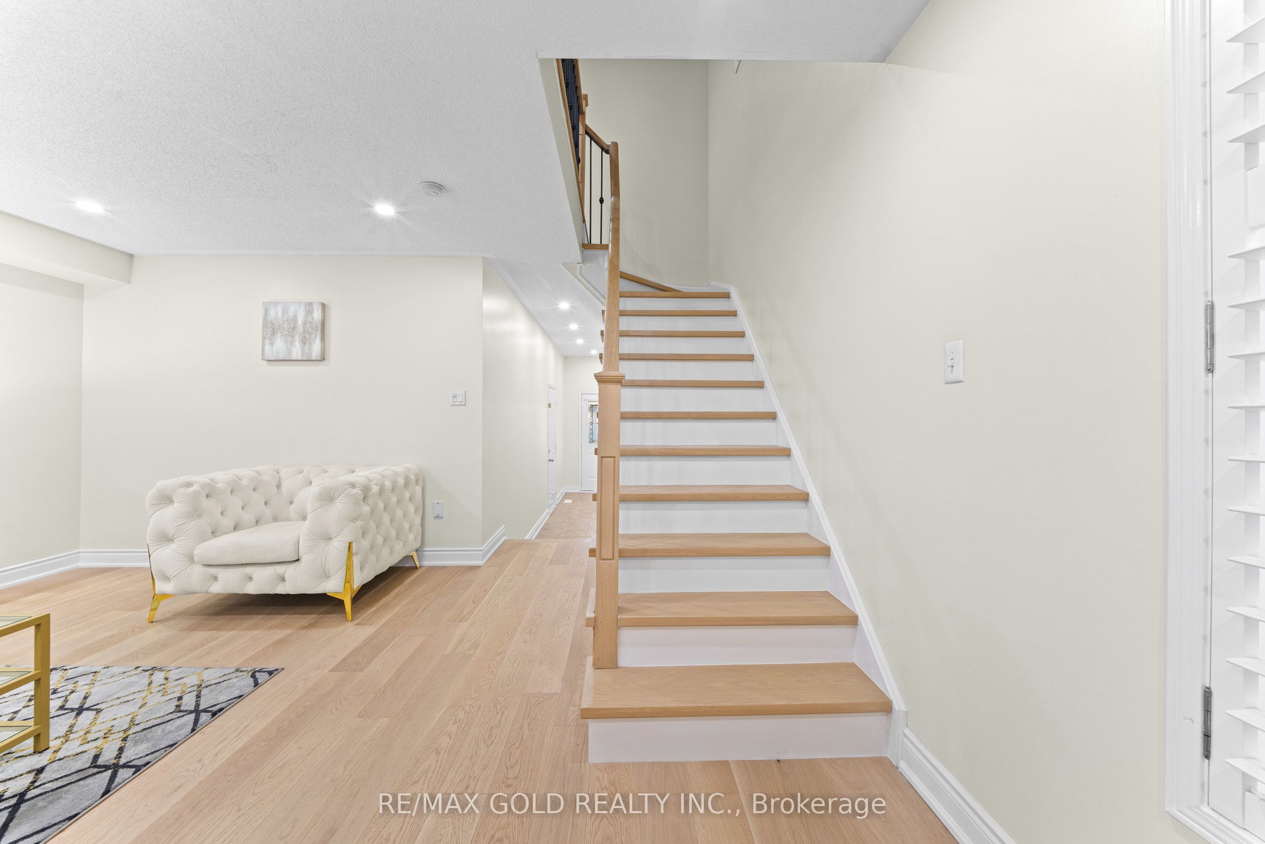 107 Crystalview Crescent Property Photo 10