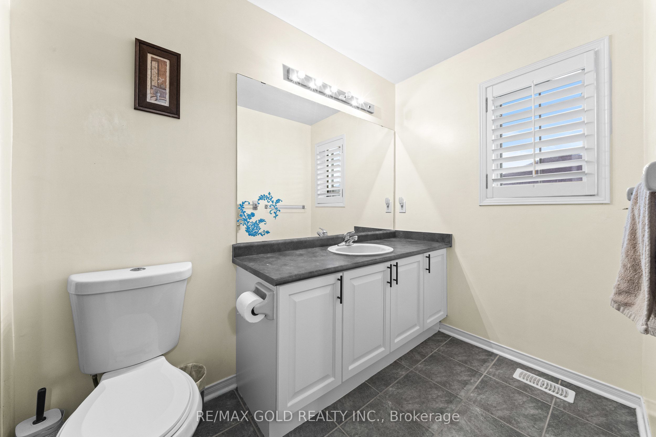 107 Crystalview Crescent Property Photo 12