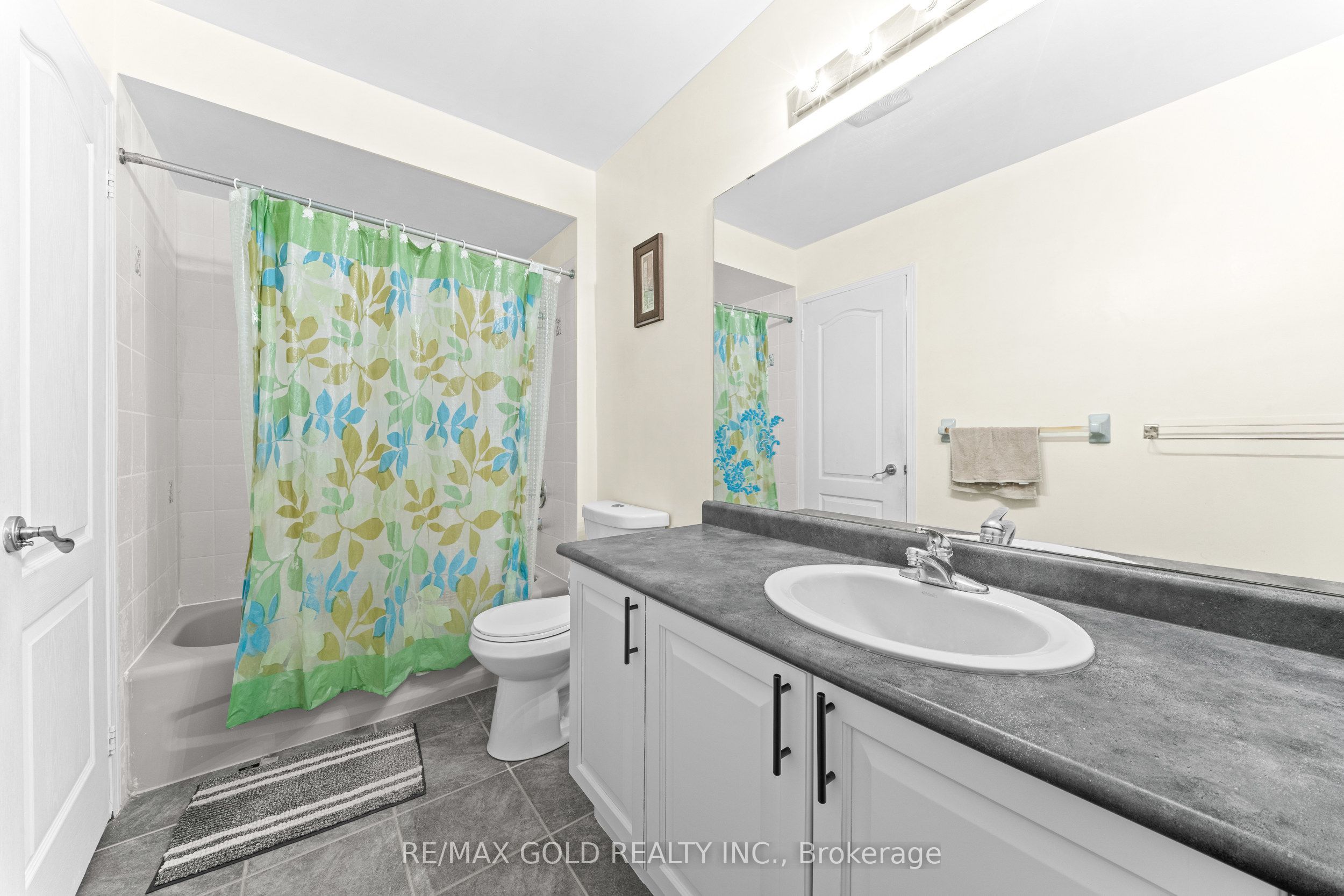107 Crystalview Crescent Property Photo 13