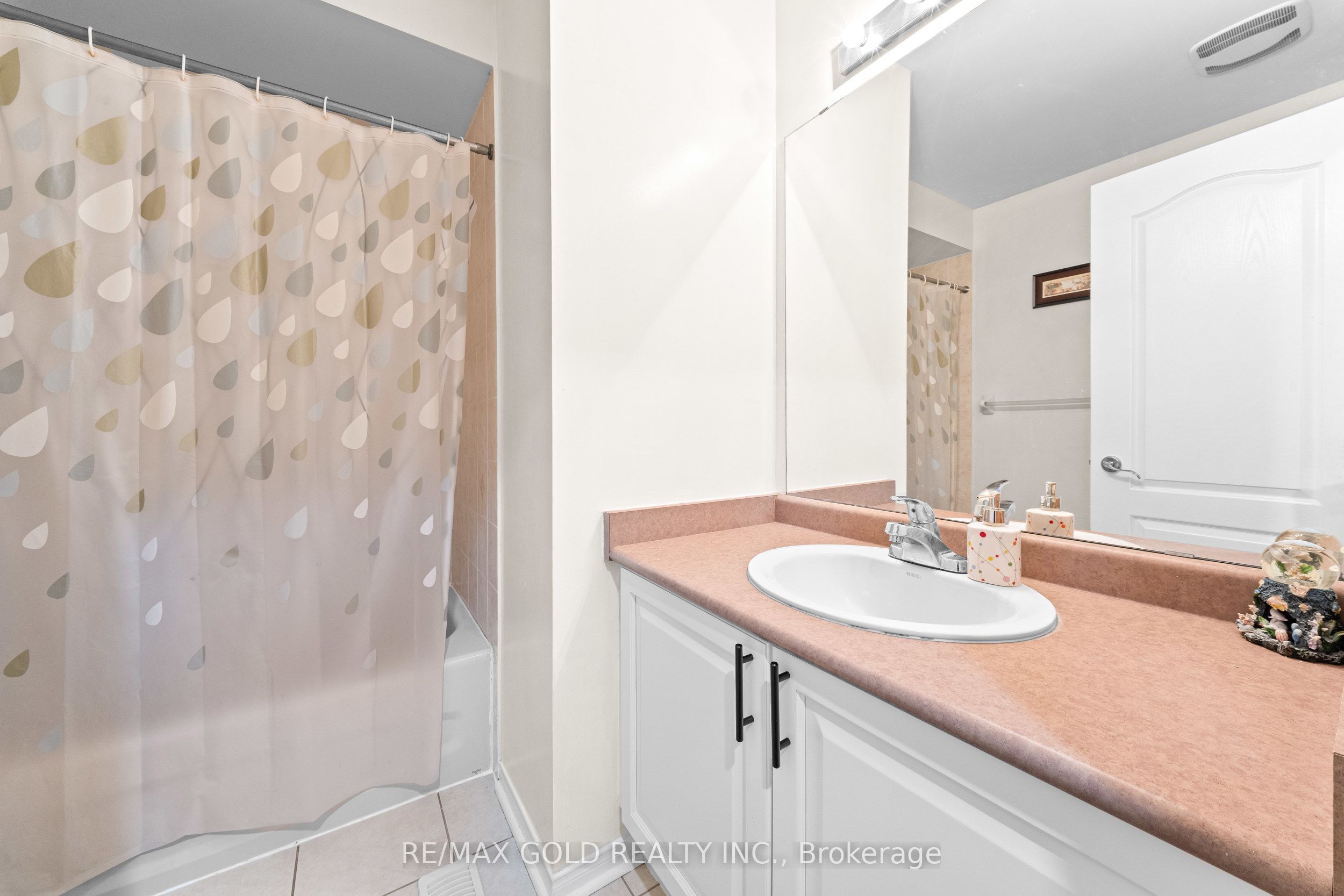 107 Crystalview Crescent Property Photo 15