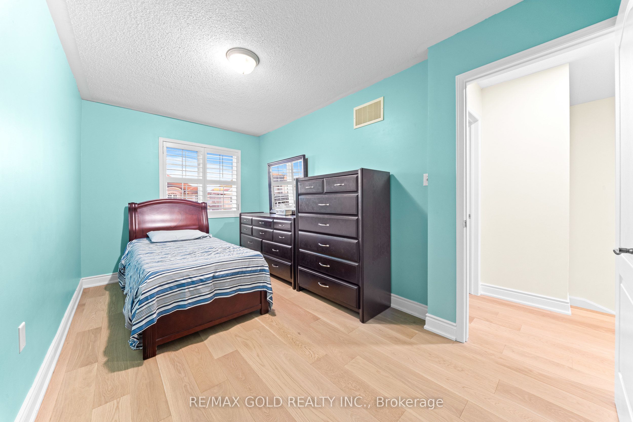 107 Crystalview Crescent Property Photo 16