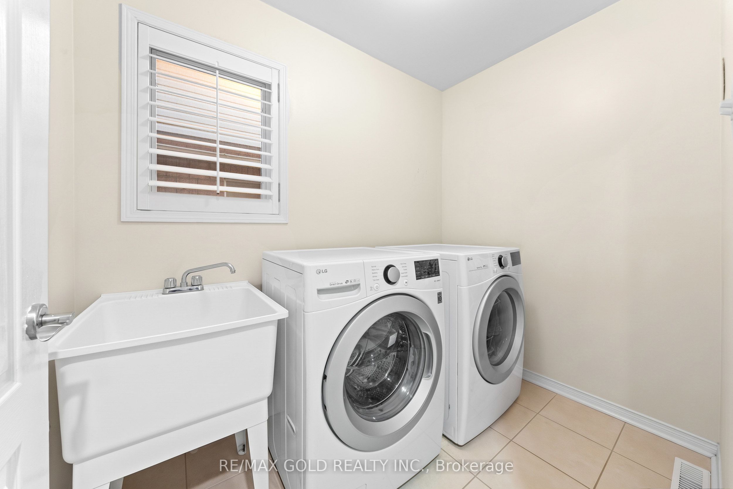 107 Crystalview Crescent Property Photo 17